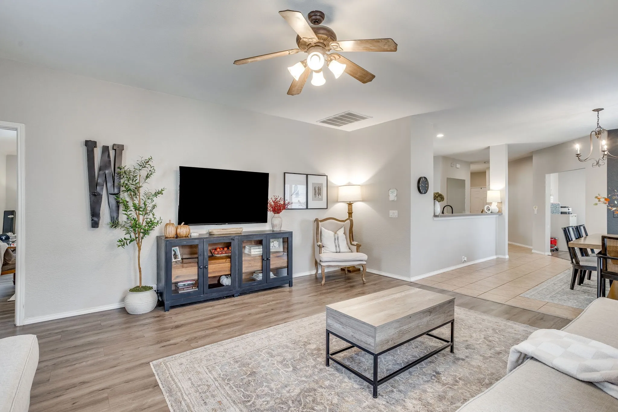 Single Family Residence For Sale in Ellis County , 212 Bison Meadow Drive, Waxahachie, Texas 75165, 3 Bedroom, 2 Bathroom, 2 Garage spaces, 1,753 Sqft, built in 2006, mls#21391454, Real Estate Agent in Waxahachie, Homes For Sale in Ellis county, Homes For Sale in Waxahachie, Realtor in Waxahachie Texas, Real Estate Brokerage Independent Realty Texas, Luminita Cordes Realtor