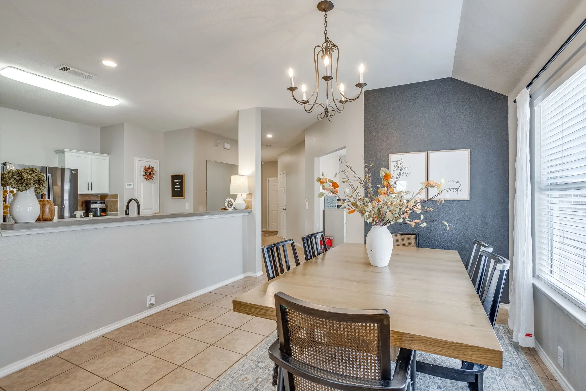 Single Family Residence For Sale in Ellis County , 212 Bison Meadow Drive, Waxahachie, Texas 75165, 3 Bedroom, 2 Bathroom, 2 Garage spaces, 1,753 Sqft, built in 2006, mls#21391454, Real Estate Agent in Waxahachie, Homes For Sale in Ellis county, Homes For Sale in Waxahachie, Realtor in Waxahachie Texas, Real Estate Brokerage Independent Realty Texas, Luminita Cordes Realtor