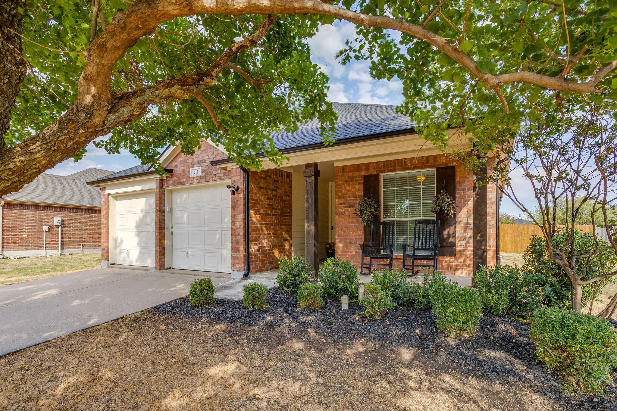 Single Family Residence For Sale in Ellis County , 212 Bison Meadow Drive, Waxahachie, Texas 75165, 3 Bedroom, 2 Bathroom, 2 Garage spaces, 1,753 Sqft, built in 2006, mls#21391454, Real Estate Agent in Waxahachie, Homes For Sale in Ellis county, Homes For Sale in Waxahachie, Realtor in Waxahachie Texas, Real Estate Brokerage Independent Realty Texas, Luminita Cordes Realtor
