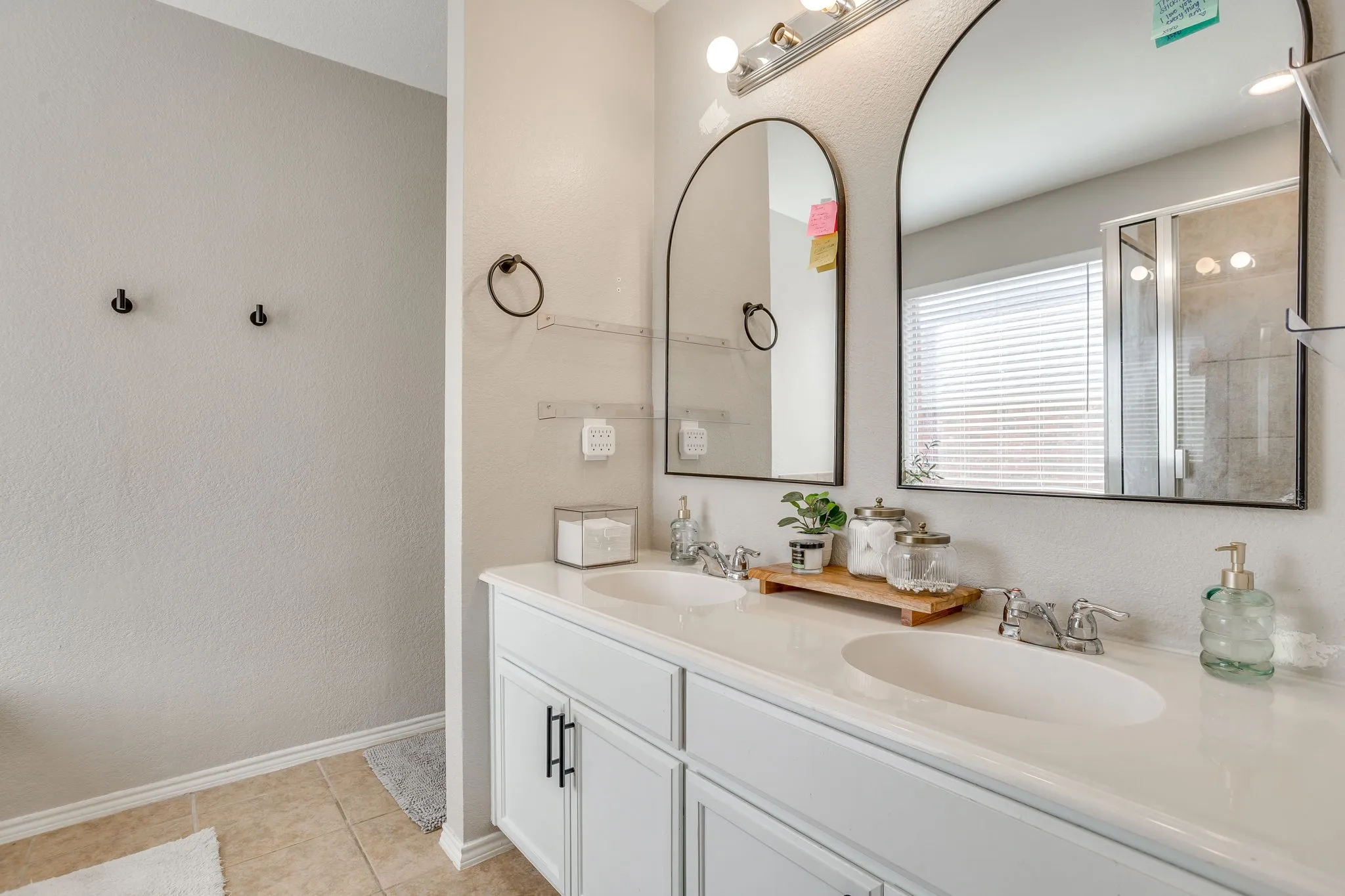 Single Family Residence For Sale in Ellis County , 212 Bison Meadow Drive, Waxahachie, Texas 75165, 3 Bedroom, 2 Bathroom, 2 Garage spaces, 1,753 Sqft, built in 2006, mls#21391454, Real Estate Agent in Waxahachie, Homes For Sale in Ellis county, Homes For Sale in Waxahachie, Realtor in Waxahachie Texas, Real Estate Brokerage Independent Realty Texas, Luminita Cordes Realtor