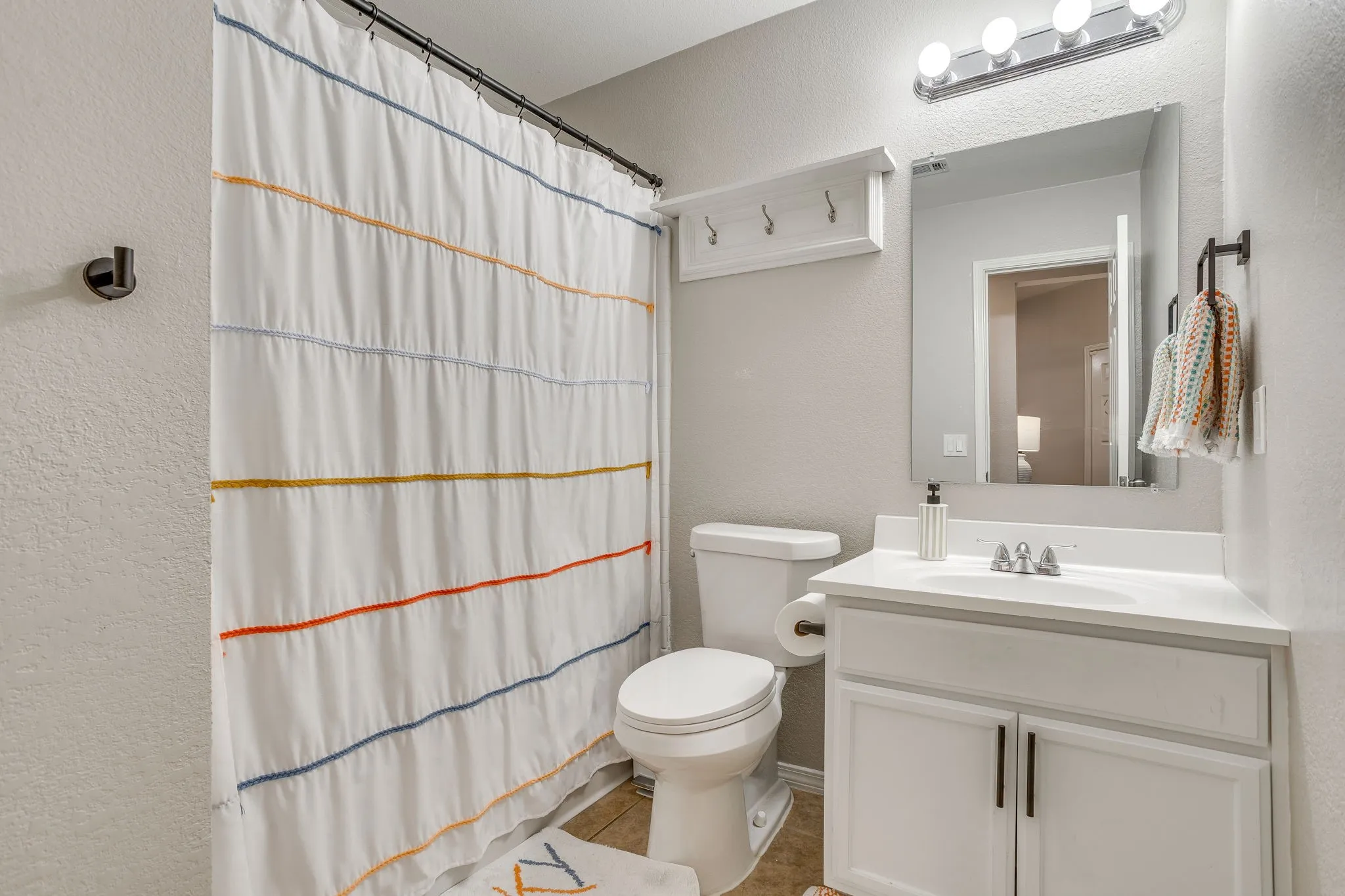 Single Family Residence For Sale in Ellis County , 212 Bison Meadow Drive, Waxahachie, Texas 75165, 3 Bedroom, 2 Bathroom, 2 Garage spaces, 1,753 Sqft, built in 2006, mls#21391454, Real Estate Agent in Waxahachie, Homes For Sale in Ellis county, Homes For Sale in Waxahachie, Realtor in Waxahachie Texas, Real Estate Brokerage Independent Realty Texas, Luminita Cordes Realtor