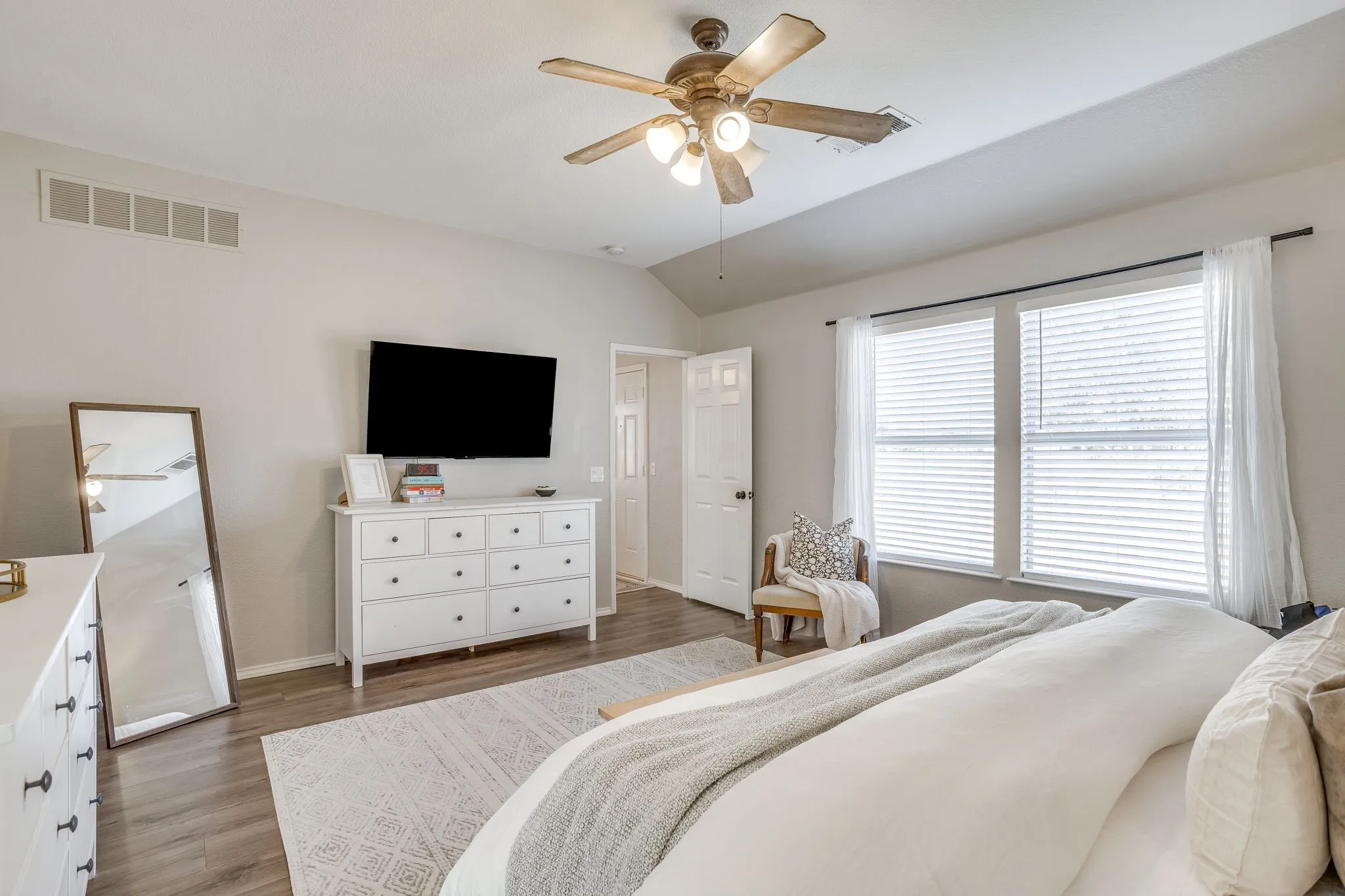 Single Family Residence For Sale in Ellis County , 212 Bison Meadow Drive, Waxahachie, Texas 75165, 3 Bedroom, 2 Bathroom, 2 Garage spaces, 1,753 Sqft, built in 2006, mls#21391454, Real Estate Agent in Waxahachie, Homes For Sale in Ellis county, Homes For Sale in Waxahachie, Realtor in Waxahachie Texas, Real Estate Brokerage Independent Realty Texas, Luminita Cordes Realtor