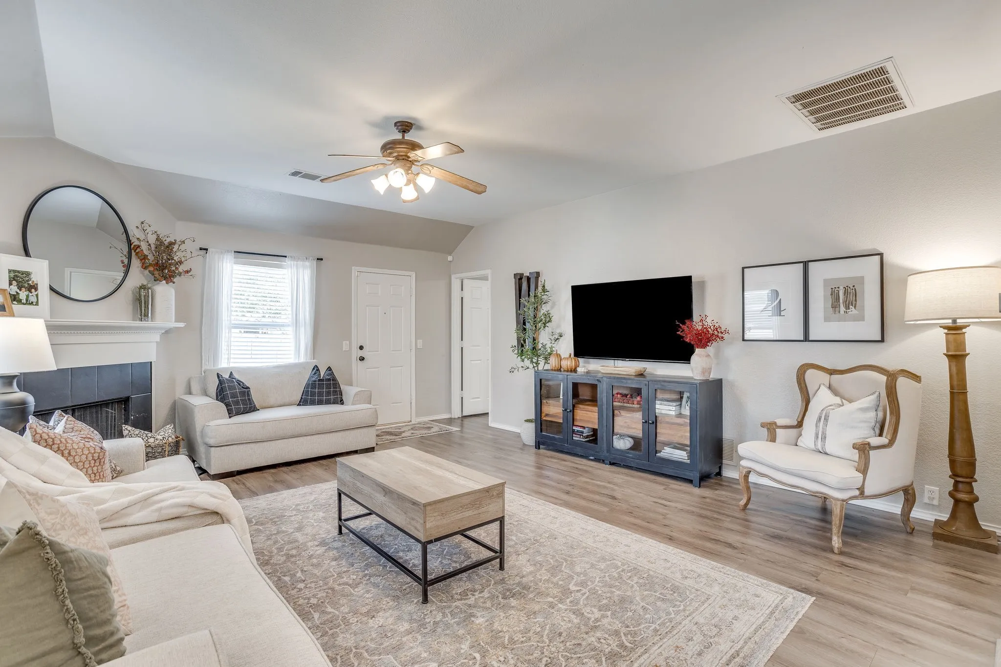 Single Family Residence For Sale in Ellis County , 212 Bison Meadow Drive, Waxahachie, Texas 75165, 3 Bedroom, 2 Bathroom, 2 Garage spaces, 1,753 Sqft, built in 2006, mls#21391454, Real Estate Agent in Waxahachie, Homes For Sale in Ellis county, Homes For Sale in Waxahachie, Realtor in Waxahachie Texas, Real Estate Brokerage Independent Realty Texas, Luminita Cordes Realtor