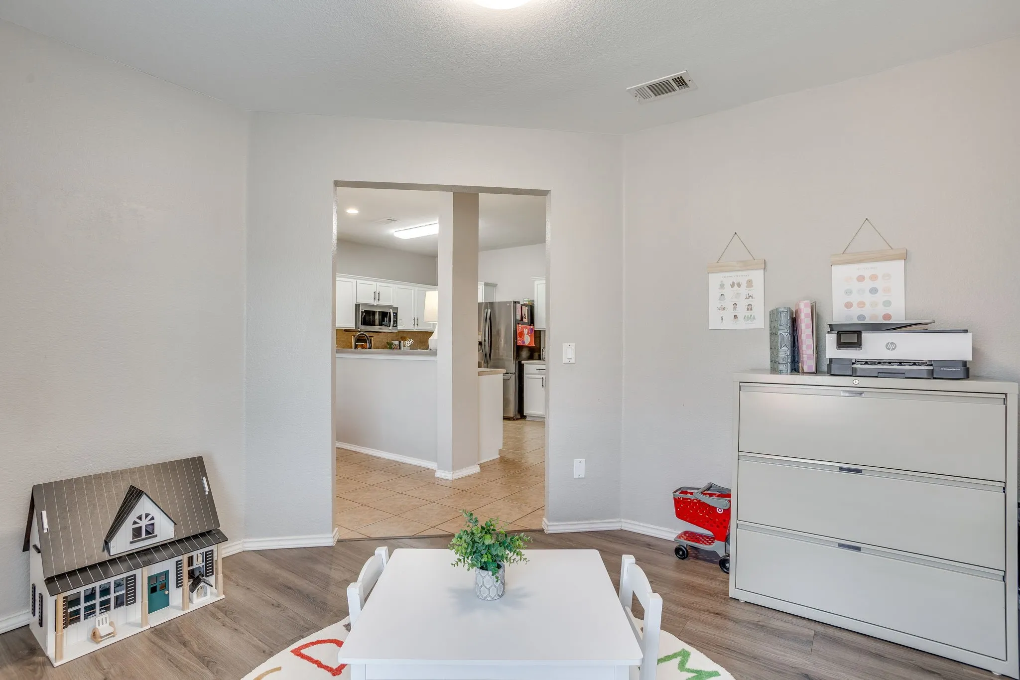 Single Family Residence For Sale in Ellis County , 212 Bison Meadow Drive, Waxahachie, Texas 75165, 3 Bedroom, 2 Bathroom, 2 Garage spaces, 1,753 Sqft, built in 2006, mls#21391454, Real Estate Agent in Waxahachie, Homes For Sale in Ellis county, Homes For Sale in Waxahachie, Realtor in Waxahachie Texas, Real Estate Brokerage Independent Realty Texas, Luminita Cordes Realtor
