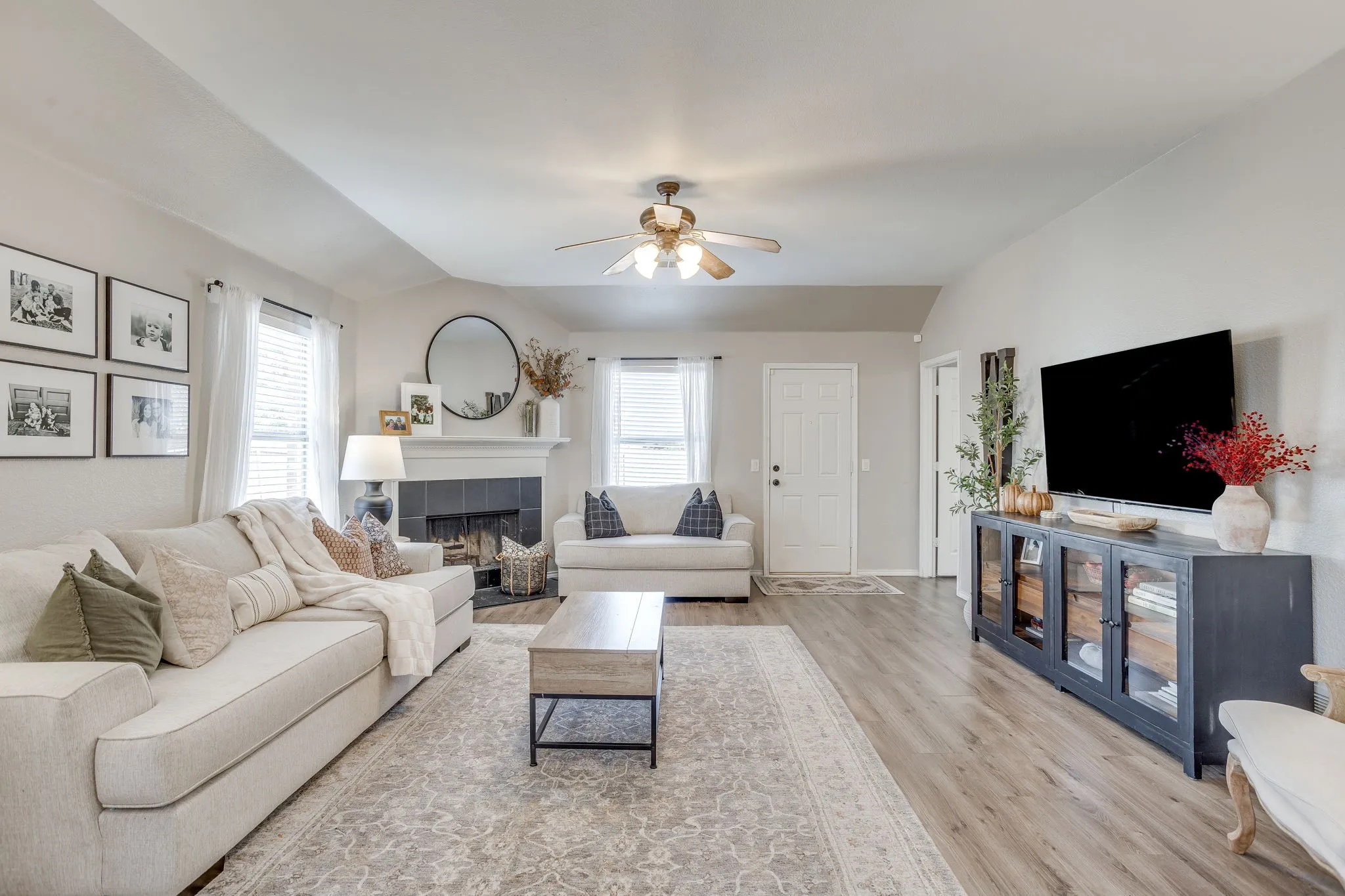 Single Family Residence For Sale in Ellis County , 212 Bison Meadow Drive, Waxahachie, Texas 75165, 3 Bedroom, 2 Bathroom, 2 Garage spaces, 1,753 Sqft, built in 2006, mls#21391454, Real Estate Agent in Waxahachie, Homes For Sale in Ellis county, Homes For Sale in Waxahachie, Realtor in Waxahachie Texas, Real Estate Brokerage Independent Realty Texas, Luminita Cordes Realtor