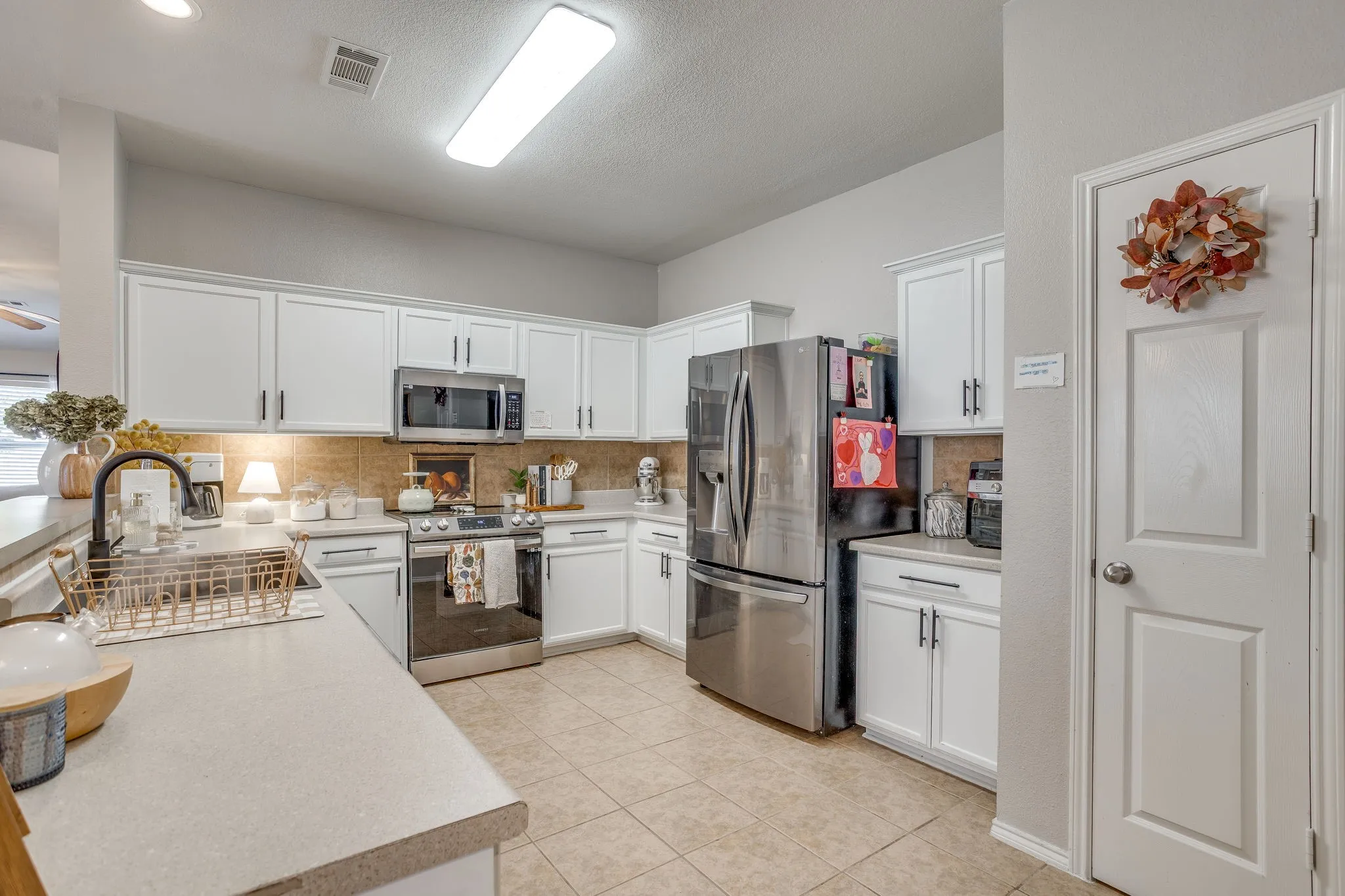 Single Family Residence For Sale in Ellis County , 212 Bison Meadow Drive, Waxahachie, Texas 75165, 3 Bedroom, 2 Bathroom, 2 Garage spaces, 1,753 Sqft, built in 2006, mls#21391454, Real Estate Agent in Waxahachie, Homes For Sale in Ellis county, Homes For Sale in Waxahachie, Realtor in Waxahachie Texas, Real Estate Brokerage Independent Realty Texas, Luminita Cordes Realtor