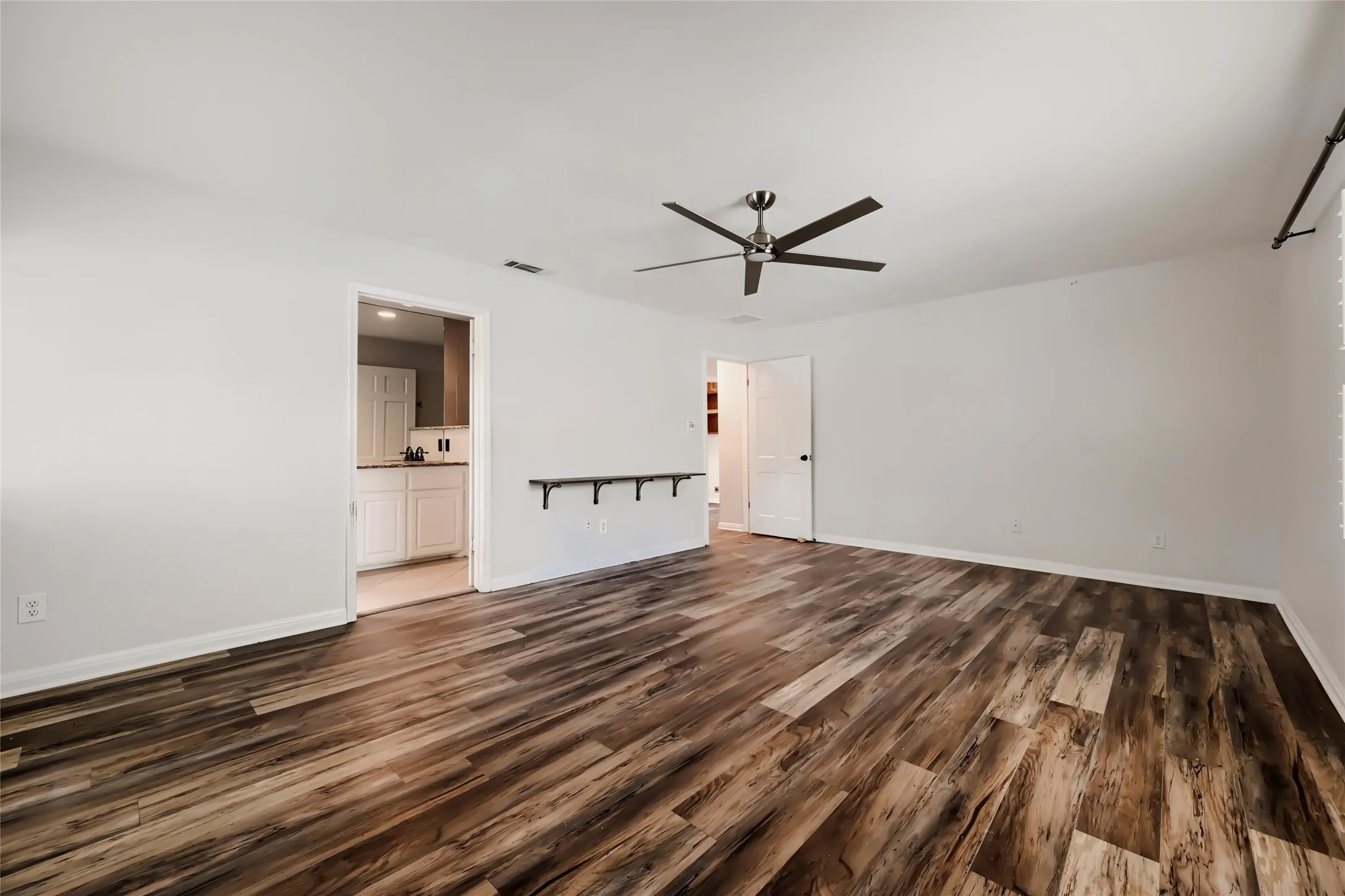 Single Family Residence For Sale in Tarrant County , 6504 Genoa Road, Fort Worth, Texas 76116, 4 Bedroom, 3 Bathroom, 2 Garage spaces, 2,387 Sqft, built in 1966, mls#21388661, Real Estate Agent in Fort Worth, Homes For Sale in Tarrant county, Homes For Sale in Fort Worth, Realtor in Fort Worth Texas, Real Estate Brokerage Independent Realty Texas, Luminita Cordes Realtor