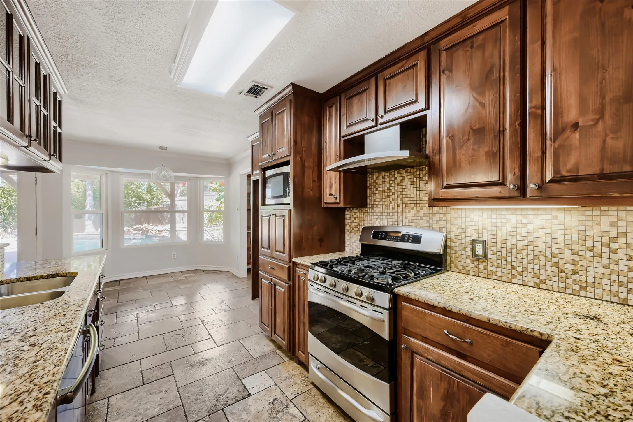 Single Family Residence For Sale in Tarrant County , 6504 Genoa Road, Fort Worth, Texas 76116, 4 Bedroom, 3 Bathroom, 2 Garage spaces, 2,387 Sqft, built in 1966, mls#21388661, Real Estate Agent in Fort Worth, Homes For Sale in Tarrant county, Homes For Sale in Fort Worth, Realtor in Fort Worth Texas, Real Estate Brokerage Independent Realty Texas, Luminita Cordes Realtor