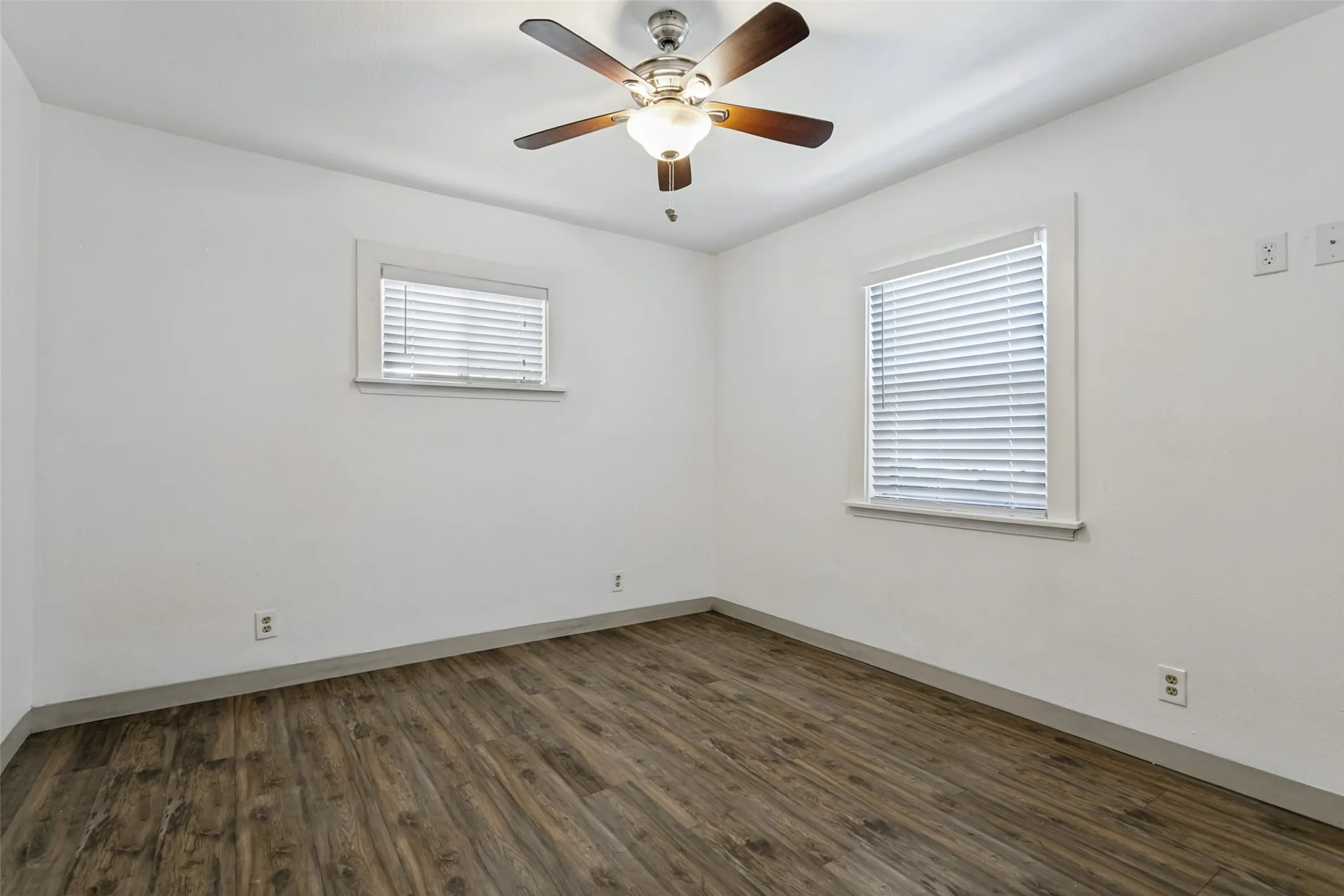 Single Family Residence For Sale in Tarrant County , 403 E Franklin Street, Grapevine, Texas 76051, 4 Bedroom, 2 Bathroom, Garage spaces, 1,636 Sqft, built in 1968, mls#21392222, Real Estate Agent in Grapevine, Homes For Sale in Tarrant county, Homes For Sale in Grapevine, Realtor in Grapevine Texas, Real Estate Brokerage Independent Realty Texas, Luminita Cordes Realtor