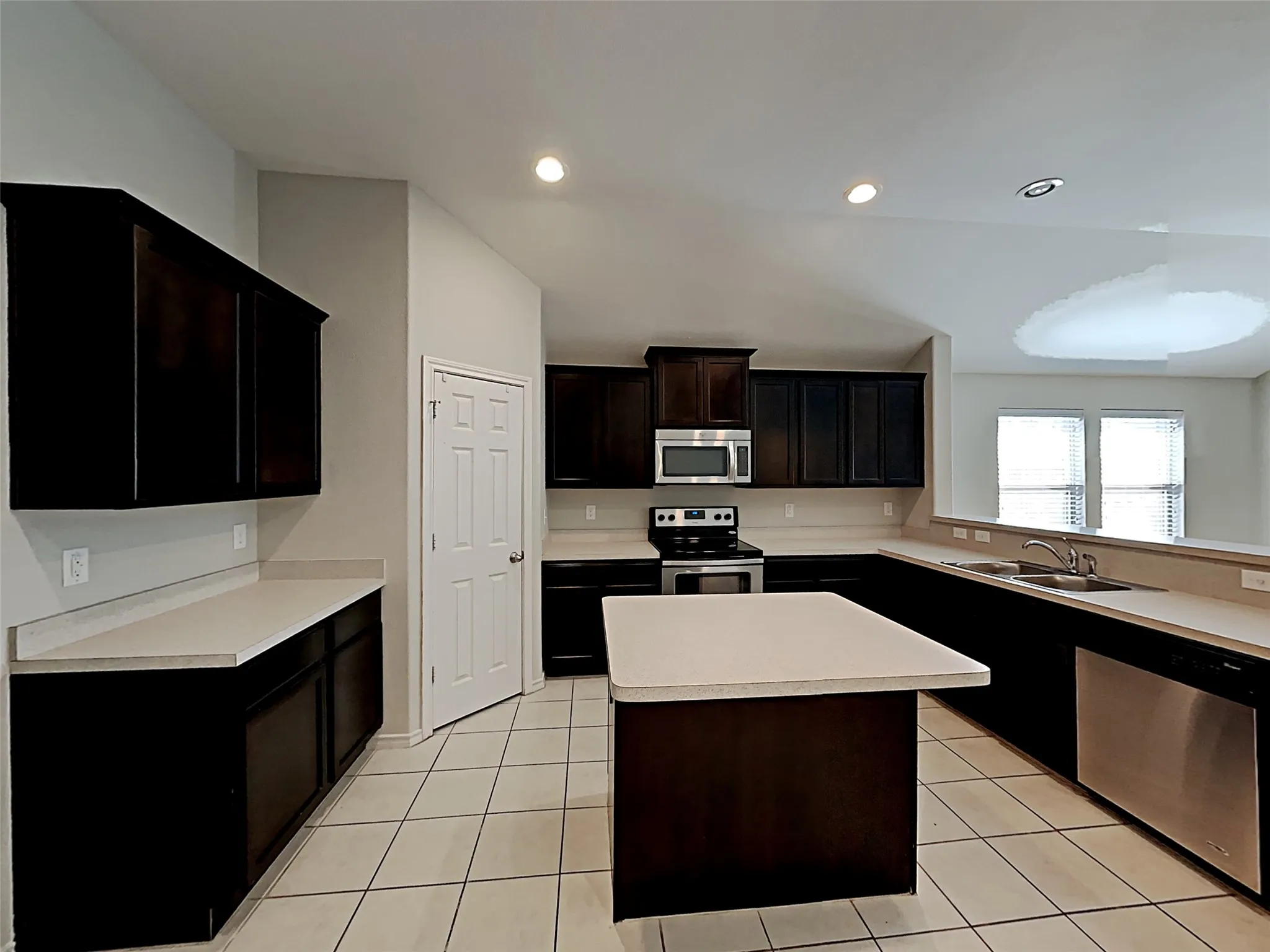 Single Family Residence For Rent in Tarrant County , 10129 Blue Bell Drive, Fort Worth, Texas 76108, 4 Bedroom, 2 Bathroom, 2 Garage spaces, 2,055 Sqft, built in 2014, mls#21392346, Real Estate Agent in Fort Worth, Homes For Rent in Tarrant county, Homes For Rent in Fort Worth, Realtor in Fort Worth Texas, Real Estate Brokerage Independent Realty Texas, Luminita Cordes Realtor