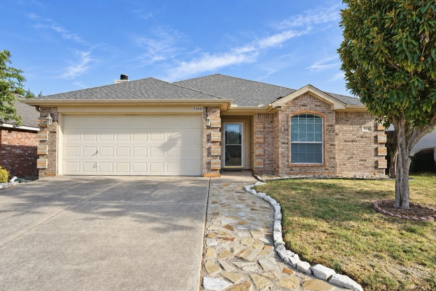 Single Family Residence For Sale in Tarrant County , 9304 Marilyn Court, White Settlement, Texas 76108, 3 Bedroom, 2 Bathroom, 2 Garage spaces, 1,486 Sqft, built in 2006, mls#21392333, Real Estate Agent in White Settlement, Homes For Sale in Tarrant county, Homes For Sale in White Settlement, Realtor in White Settlement Texas, Real Estate Brokerage Independent Realty Texas, Luminita Cordes Realtor