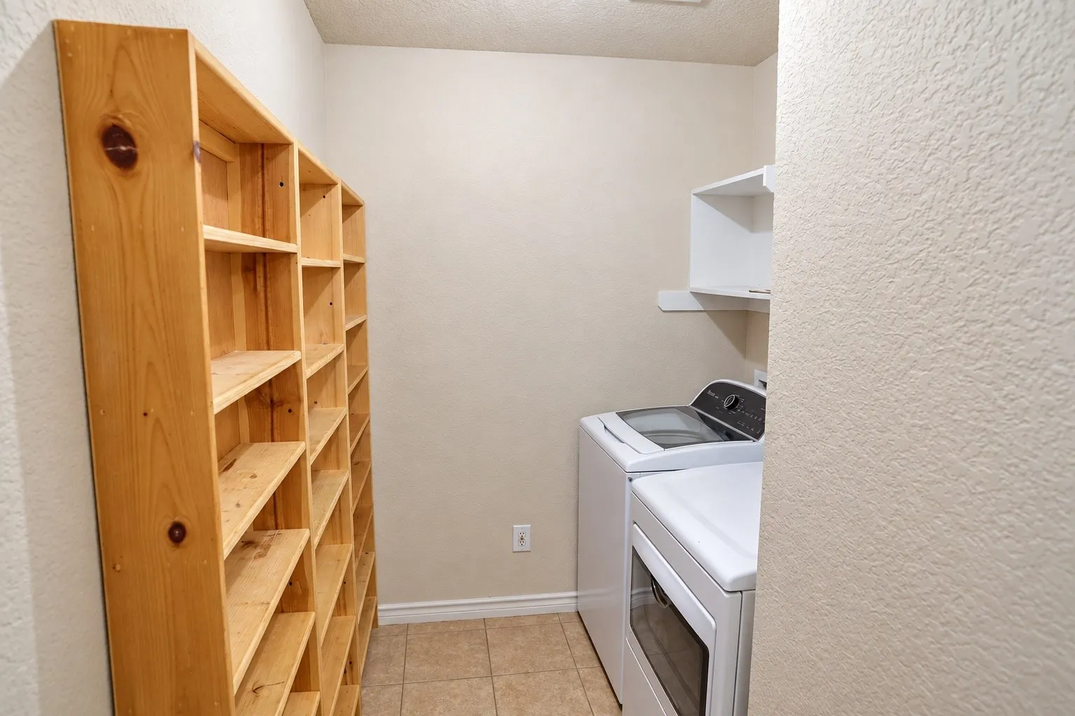 Single Family Residence For Sale in Tarrant County , 9304 Marilyn Court, White Settlement, Texas 76108, 3 Bedroom, 2 Bathroom, 2 Garage spaces, 1,486 Sqft, built in 2006, mls#21392333, Real Estate Agent in White Settlement, Homes For Sale in Tarrant county, Homes For Sale in White Settlement, Realtor in White Settlement Texas, Real Estate Brokerage Independent Realty Texas, Luminita Cordes Realtor