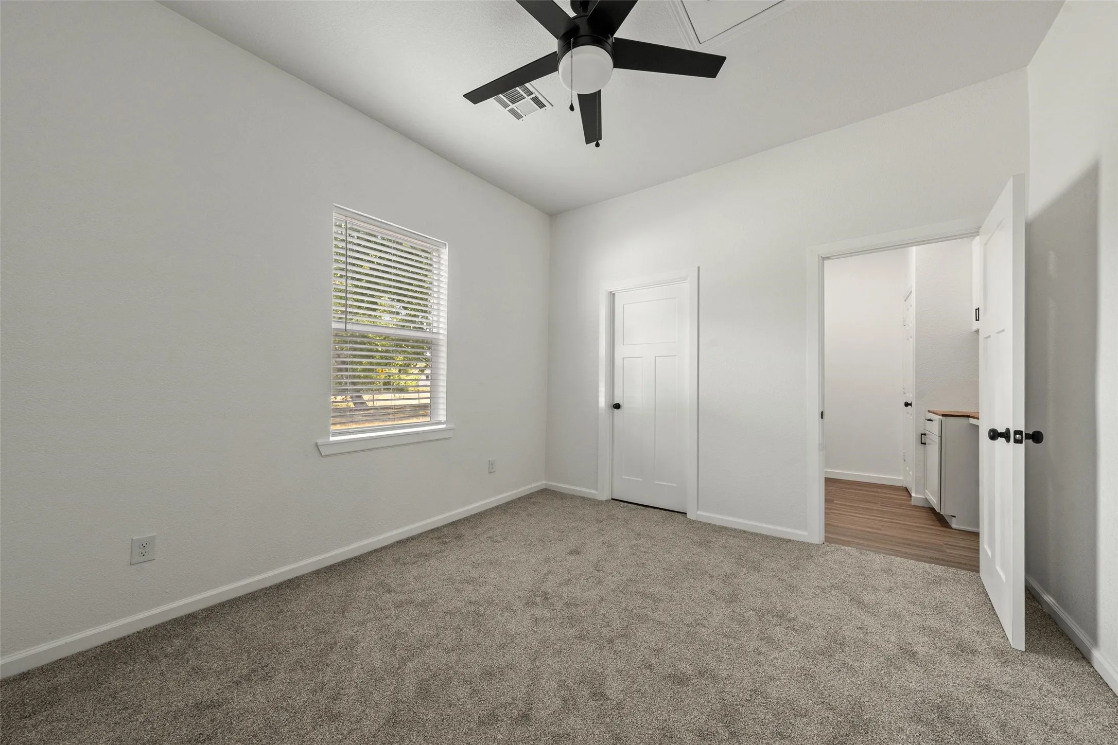 Single Family Residence For Sale in Mc Lennan County , 2415 S 9th Street, Waco, Texas 76706, 3 Bedroom, 2 Bathroom, Garage spaces, 1,160 Sqft, built in 1950, mls#21392212, Real Estate Agent in Waco, Homes For Sale in Mc Lennan county, Homes For Sale in Waco, Realtor in Waco Texas, Real Estate Brokerage Independent Realty Texas, Luminita Cordes Realtor