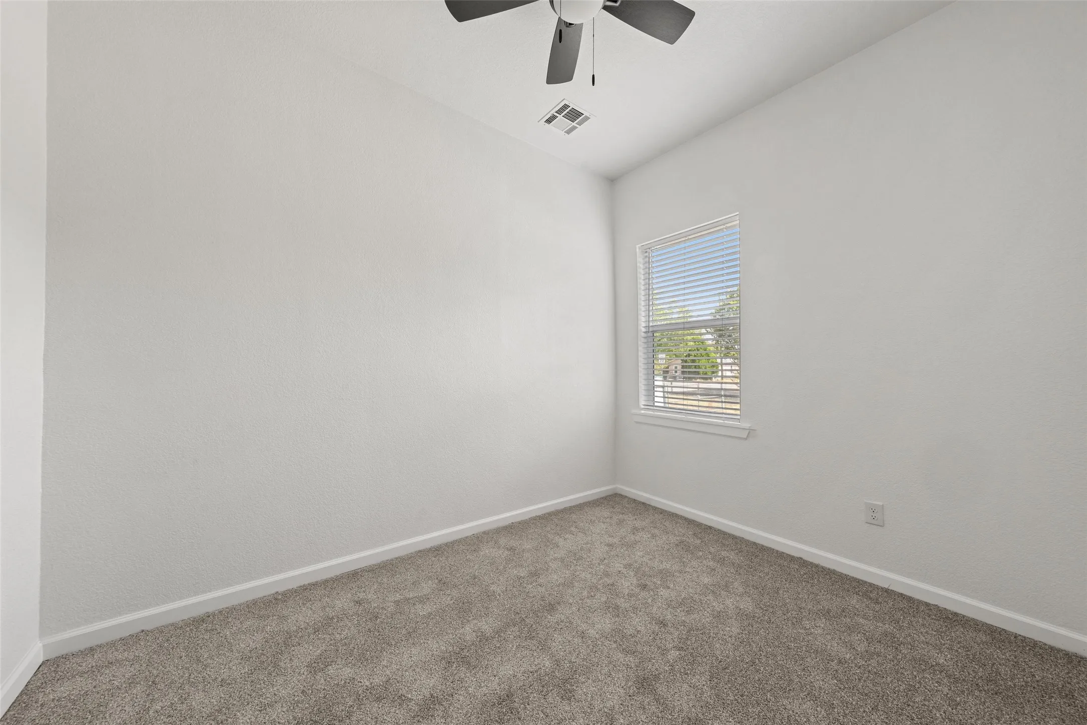 Single Family Residence For Sale in Mc Lennan County , 2415 S 9th Street, Waco, Texas 76706, 3 Bedroom, 2 Bathroom, Garage spaces, 1,160 Sqft, built in 1950, mls#21392212, Real Estate Agent in Waco, Homes For Sale in Mc Lennan county, Homes For Sale in Waco, Realtor in Waco Texas, Real Estate Brokerage Independent Realty Texas, Luminita Cordes Realtor