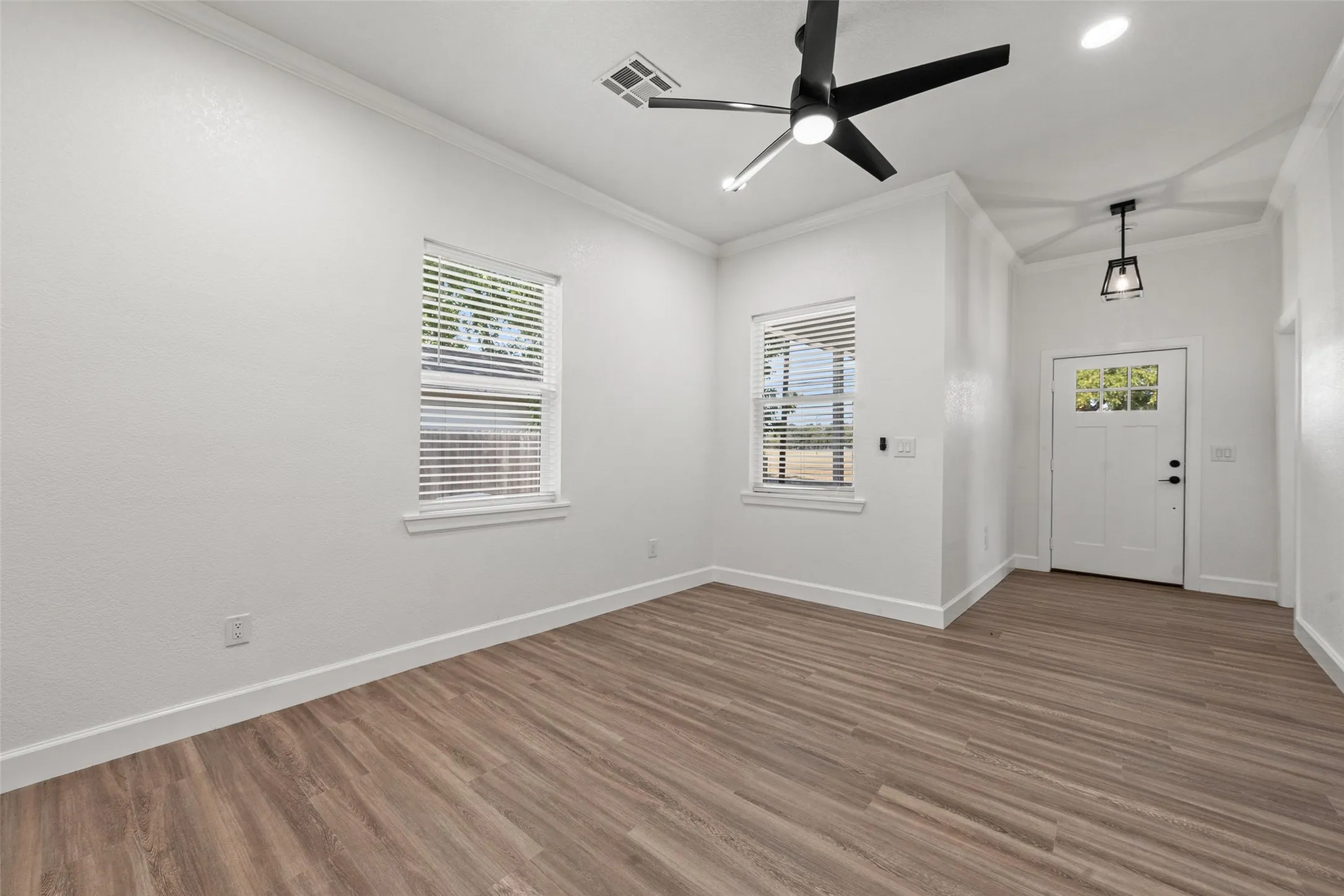 Single Family Residence For Sale in Mc Lennan County , 2415 S 9th Street, Waco, Texas 76706, 3 Bedroom, 2 Bathroom, Garage spaces, 1,160 Sqft, built in 1950, mls#21392212, Real Estate Agent in Waco, Homes For Sale in Mc Lennan county, Homes For Sale in Waco, Realtor in Waco Texas, Real Estate Brokerage Independent Realty Texas, Luminita Cordes Realtor
