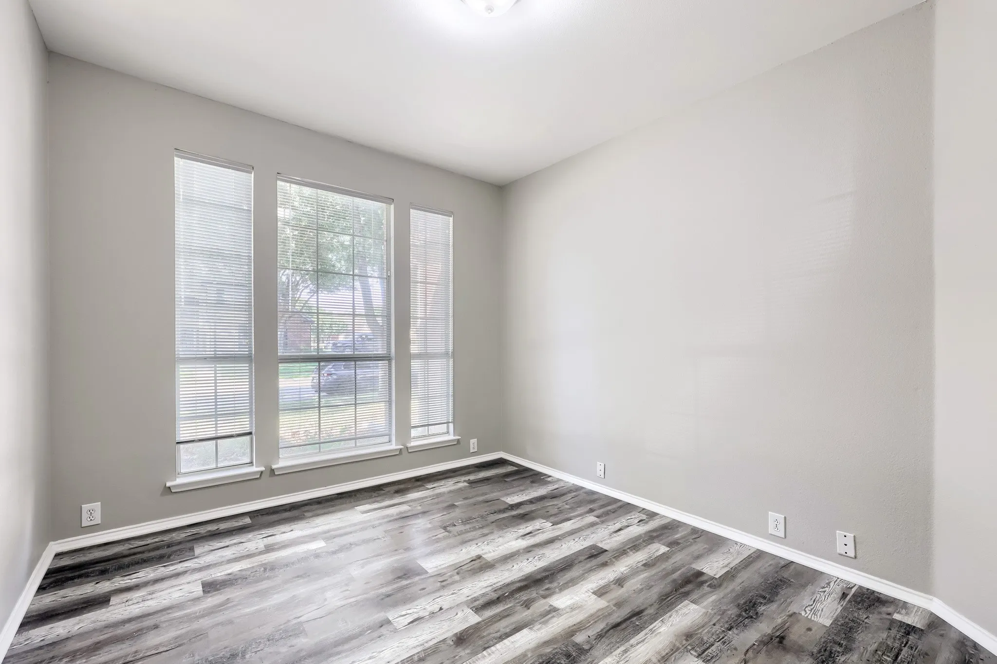 Single Family Residence For Sale in Johnson County , 605 Oakbrook Drive, Burleson, Texas 76028, 4 Bedroom, 2 Bathroom, 2 Garage spaces, 2,532 Sqft, built in 2001, mls#21383867, Real Estate Agent in Burleson, Homes For Sale in Johnson county, Homes For Sale in Burleson, Realtor in Burleson Texas, Real Estate Brokerage Independent Realty Texas, Luminita Cordes Realtor