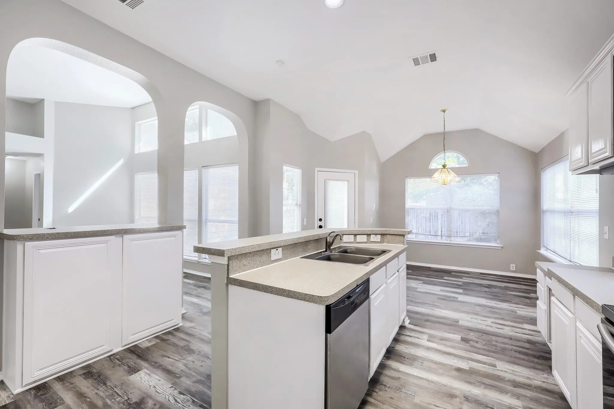 Single Family Residence For Sale in Johnson County , 605 Oakbrook Drive, Burleson, Texas 76028, 4 Bedroom, 2 Bathroom, 2 Garage spaces, 2,532 Sqft, built in 2001, mls#21383867, Real Estate Agent in Burleson, Homes For Sale in Johnson county, Homes For Sale in Burleson, Realtor in Burleson Texas, Real Estate Brokerage Independent Realty Texas, Luminita Cordes Realtor