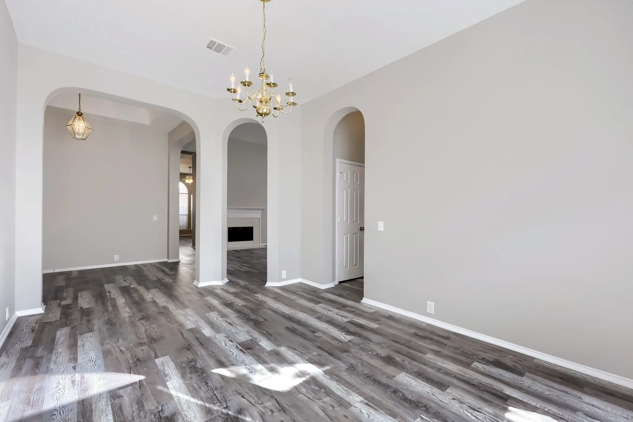 Single Family Residence For Sale in Johnson County , 605 Oakbrook Drive, Burleson, Texas 76028, 4 Bedroom, 2 Bathroom, 2 Garage spaces, 2,532 Sqft, built in 2001, mls#21383867, Real Estate Agent in Burleson, Homes For Sale in Johnson county, Homes For Sale in Burleson, Realtor in Burleson Texas, Real Estate Brokerage Independent Realty Texas, Luminita Cordes Realtor