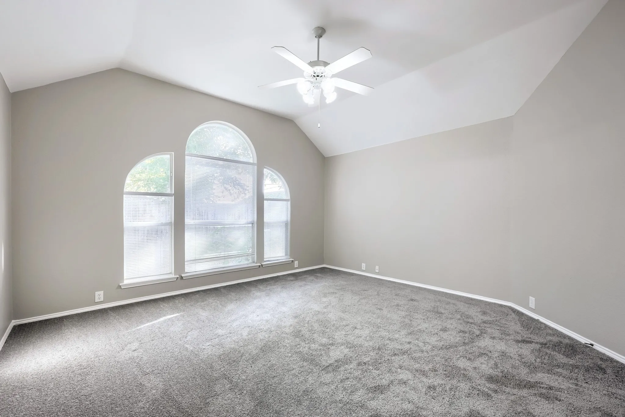 Single Family Residence For Sale in Johnson County , 605 Oakbrook Drive, Burleson, Texas 76028, 4 Bedroom, 2 Bathroom, 2 Garage spaces, 2,532 Sqft, built in 2001, mls#21383867, Real Estate Agent in Burleson, Homes For Sale in Johnson county, Homes For Sale in Burleson, Realtor in Burleson Texas, Real Estate Brokerage Independent Realty Texas, Luminita Cordes Realtor