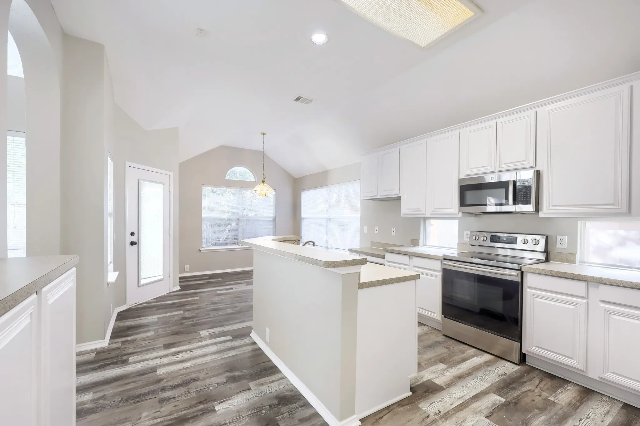 Single Family Residence For Sale in Johnson County , 605 Oakbrook Drive, Burleson, Texas 76028, 4 Bedroom, 2 Bathroom, 2 Garage spaces, 2,532 Sqft, built in 2001, mls#21383867, Real Estate Agent in Burleson, Homes For Sale in Johnson county, Homes For Sale in Burleson, Realtor in Burleson Texas, Real Estate Brokerage Independent Realty Texas, Luminita Cordes Realtor