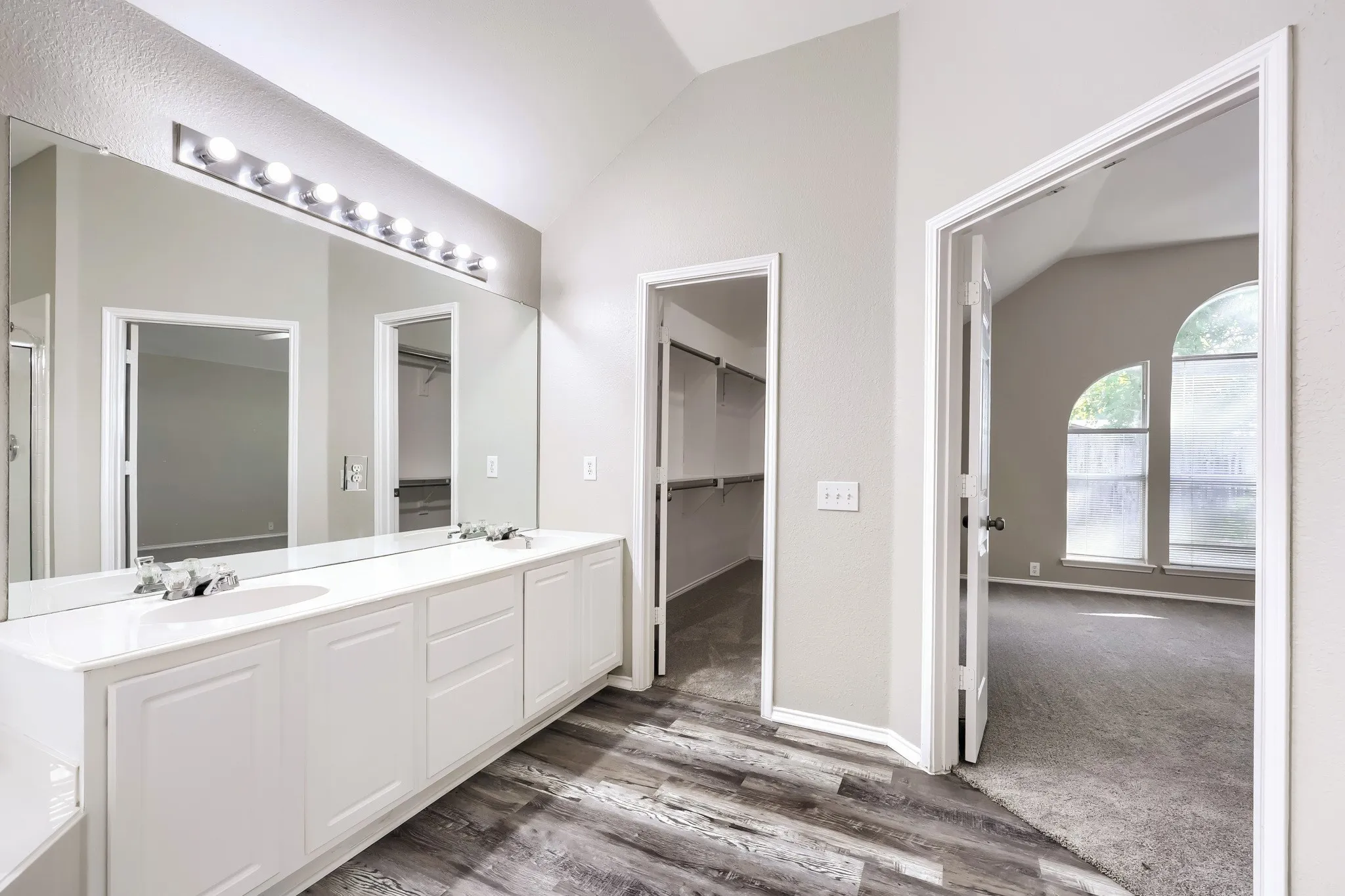 Single Family Residence For Sale in Johnson County , 605 Oakbrook Drive, Burleson, Texas 76028, 4 Bedroom, 2 Bathroom, 2 Garage spaces, 2,532 Sqft, built in 2001, mls#21383867, Real Estate Agent in Burleson, Homes For Sale in Johnson county, Homes For Sale in Burleson, Realtor in Burleson Texas, Real Estate Brokerage Independent Realty Texas, Luminita Cordes Realtor