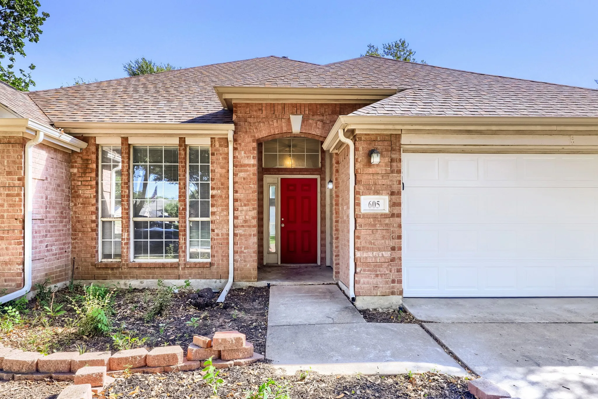 Single Family Residence For Sale in Johnson County , 605 Oakbrook Drive, Burleson, Texas 76028, 4 Bedroom, 2 Bathroom, 2 Garage spaces, 2,532 Sqft, built in 2001, mls#21383867, Real Estate Agent in Burleson, Homes For Sale in Johnson county, Homes For Sale in Burleson, Realtor in Burleson Texas, Real Estate Brokerage Independent Realty Texas, Luminita Cordes Realtor