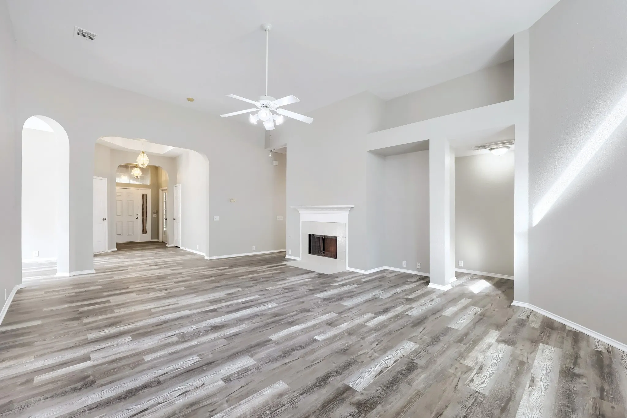 Single Family Residence For Sale in Johnson County , 605 Oakbrook Drive, Burleson, Texas 76028, 4 Bedroom, 2 Bathroom, 2 Garage spaces, 2,532 Sqft, built in 2001, mls#21383867, Real Estate Agent in Burleson, Homes For Sale in Johnson county, Homes For Sale in Burleson, Realtor in Burleson Texas, Real Estate Brokerage Independent Realty Texas, Luminita Cordes Realtor