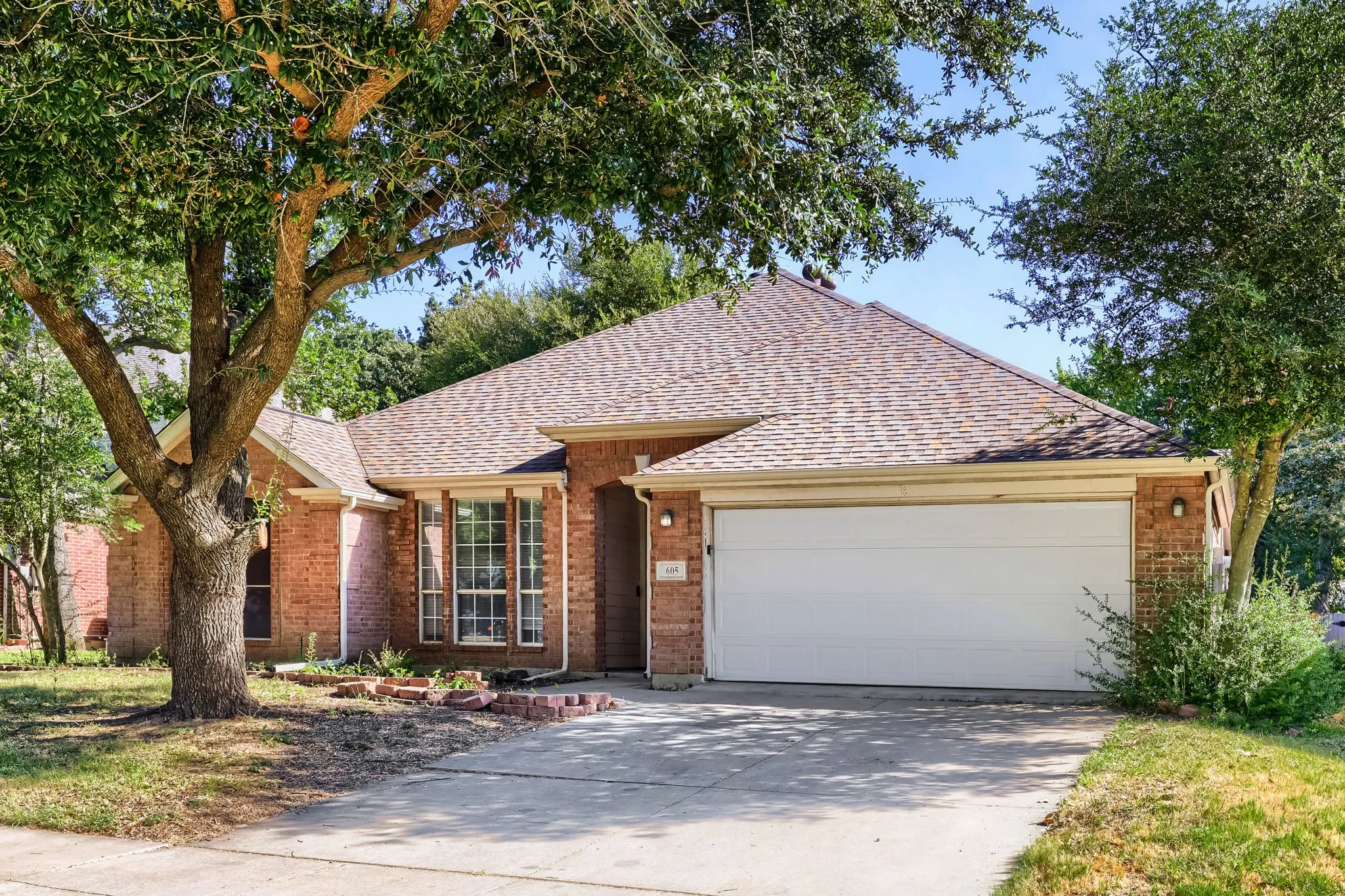 Single Family Residence For Sale in Johnson County , 605 Oakbrook Drive, Burleson, Texas 76028, 4 Bedroom, 2 Bathroom, 2 Garage spaces, 2,532 Sqft, built in 2001, mls#21383867, Real Estate Agent in Burleson, Homes For Sale in Johnson county, Homes For Sale in Burleson, Realtor in Burleson Texas, Real Estate Brokerage Independent Realty Texas, Luminita Cordes Realtor