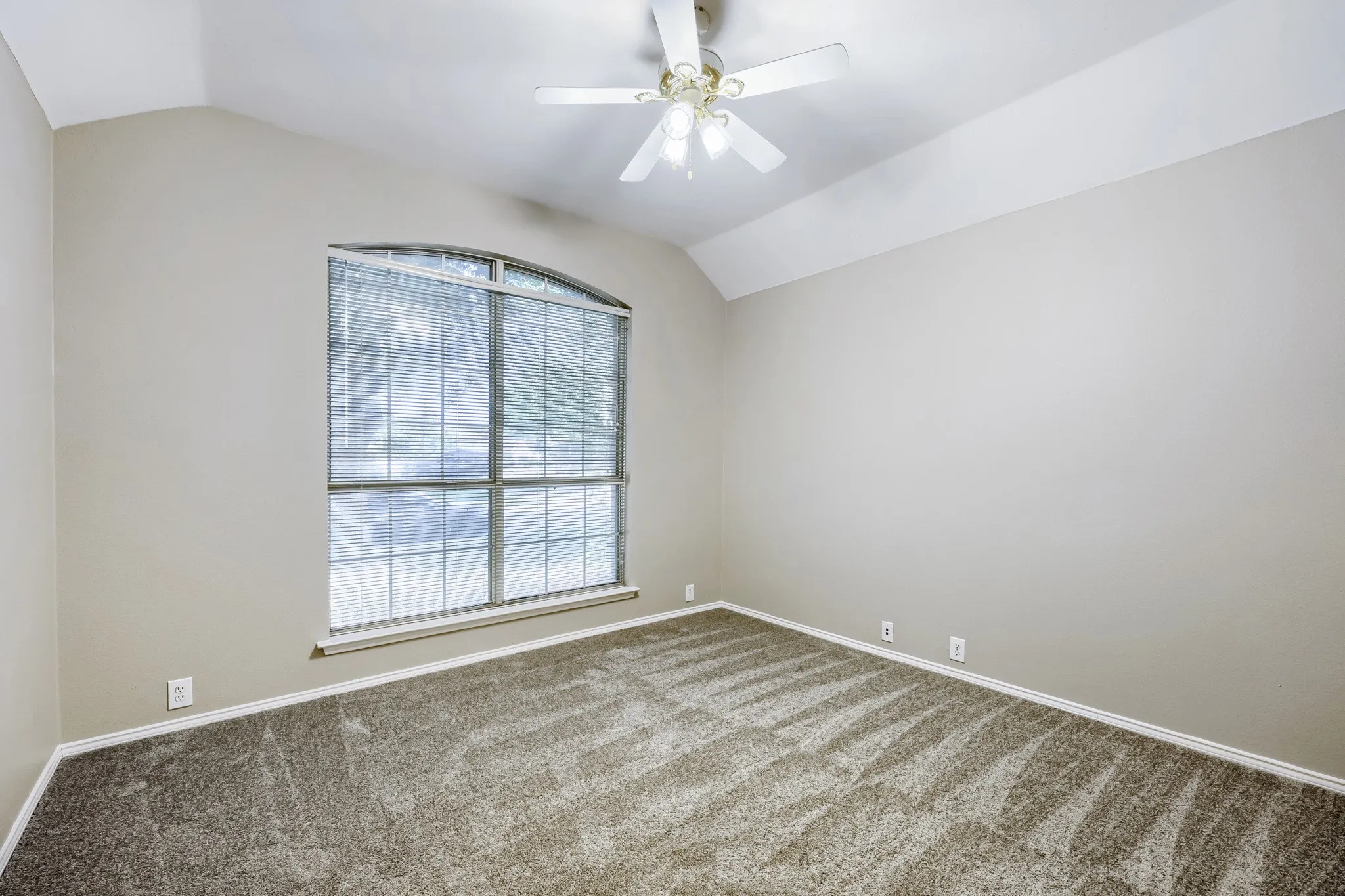 Single Family Residence For Sale in Johnson County , 605 Oakbrook Drive, Burleson, Texas 76028, 4 Bedroom, 2 Bathroom, 2 Garage spaces, 2,532 Sqft, built in 2001, mls#21383867, Real Estate Agent in Burleson, Homes For Sale in Johnson county, Homes For Sale in Burleson, Realtor in Burleson Texas, Real Estate Brokerage Independent Realty Texas, Luminita Cordes Realtor