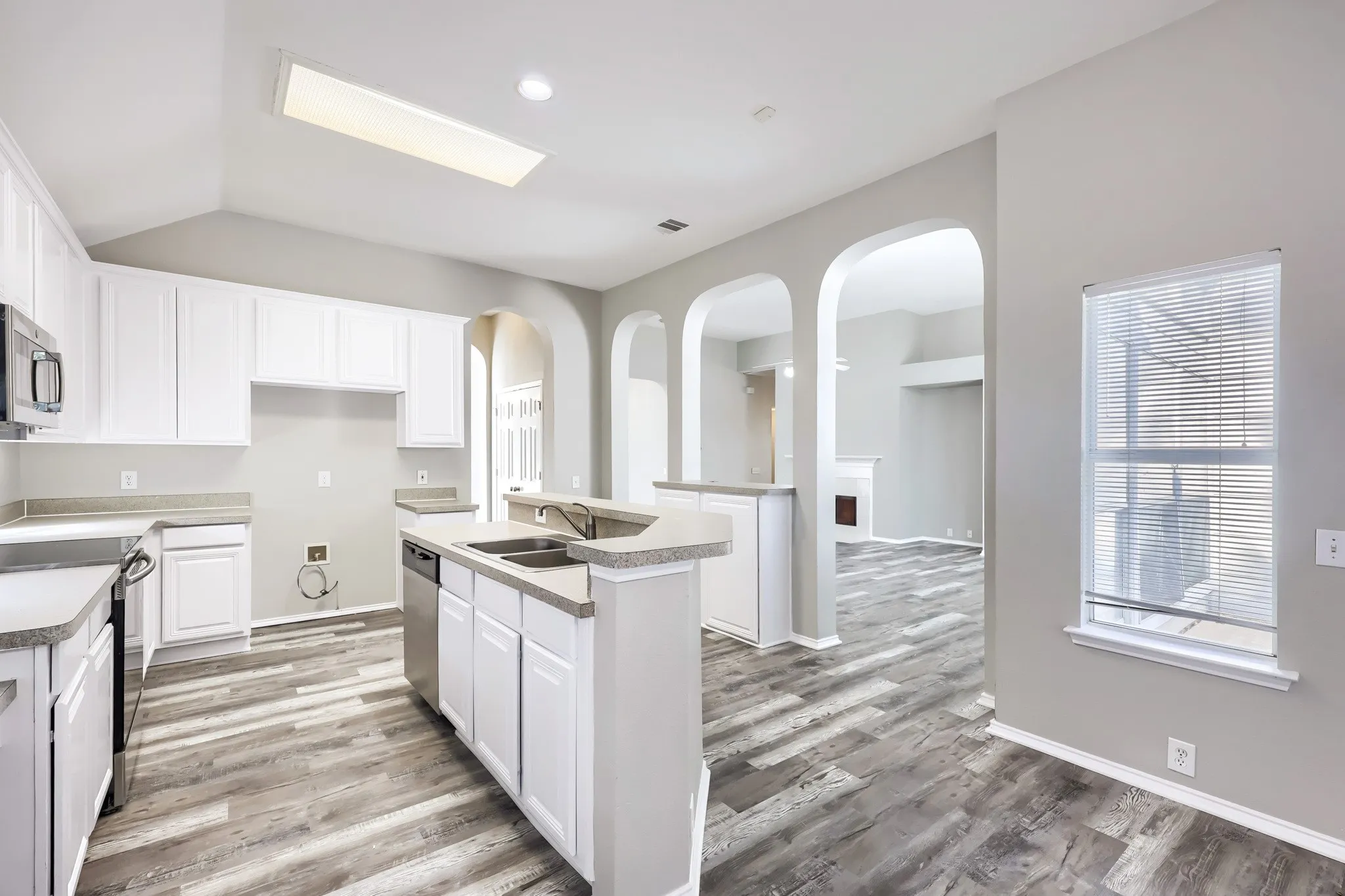 Single Family Residence For Sale in Johnson County , 605 Oakbrook Drive, Burleson, Texas 76028, 4 Bedroom, 2 Bathroom, 2 Garage spaces, 2,532 Sqft, built in 2001, mls#21383867, Real Estate Agent in Burleson, Homes For Sale in Johnson county, Homes For Sale in Burleson, Realtor in Burleson Texas, Real Estate Brokerage Independent Realty Texas, Luminita Cordes Realtor