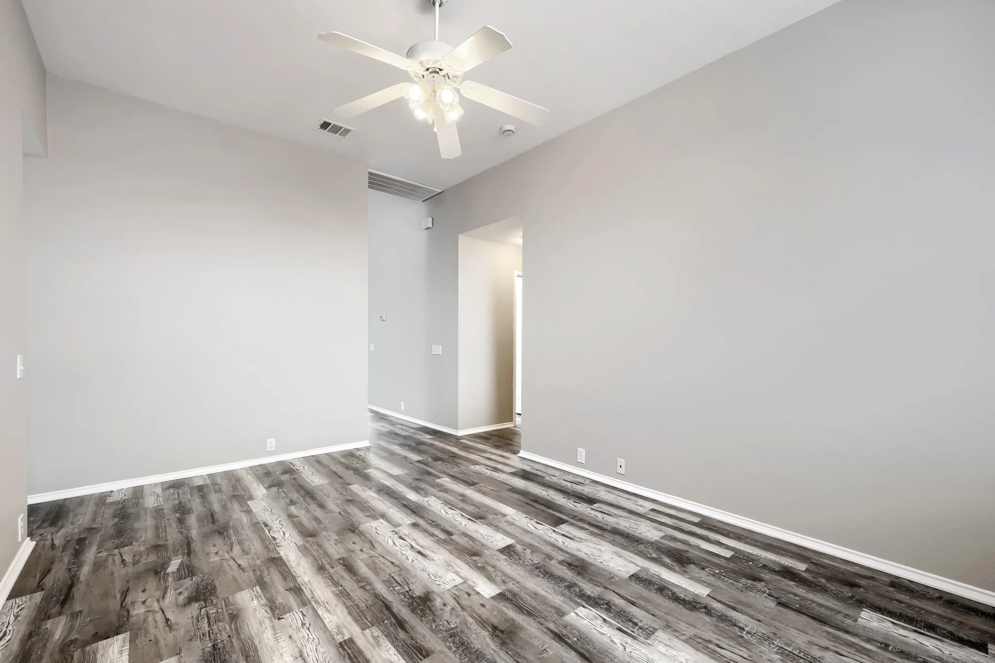 Single Family Residence For Sale in Johnson County , 605 Oakbrook Drive, Burleson, Texas 76028, 4 Bedroom, 2 Bathroom, 2 Garage spaces, 2,532 Sqft, built in 2001, mls#21383867, Real Estate Agent in Burleson, Homes For Sale in Johnson county, Homes For Sale in Burleson, Realtor in Burleson Texas, Real Estate Brokerage Independent Realty Texas, Luminita Cordes Realtor