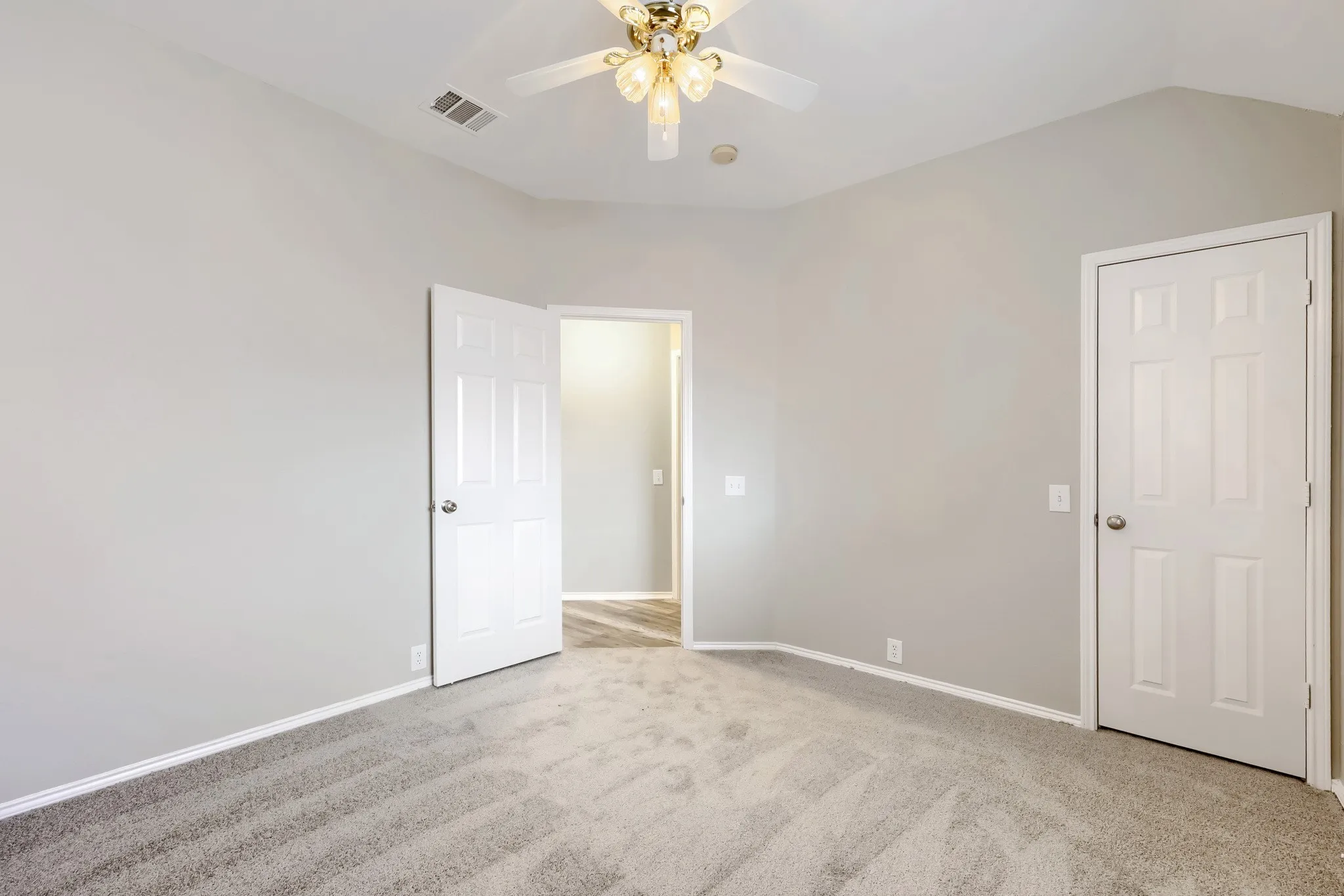 Single Family Residence For Sale in Johnson County , 605 Oakbrook Drive, Burleson, Texas 76028, 4 Bedroom, 2 Bathroom, 2 Garage spaces, 2,532 Sqft, built in 2001, mls#21383867, Real Estate Agent in Burleson, Homes For Sale in Johnson county, Homes For Sale in Burleson, Realtor in Burleson Texas, Real Estate Brokerage Independent Realty Texas, Luminita Cordes Realtor