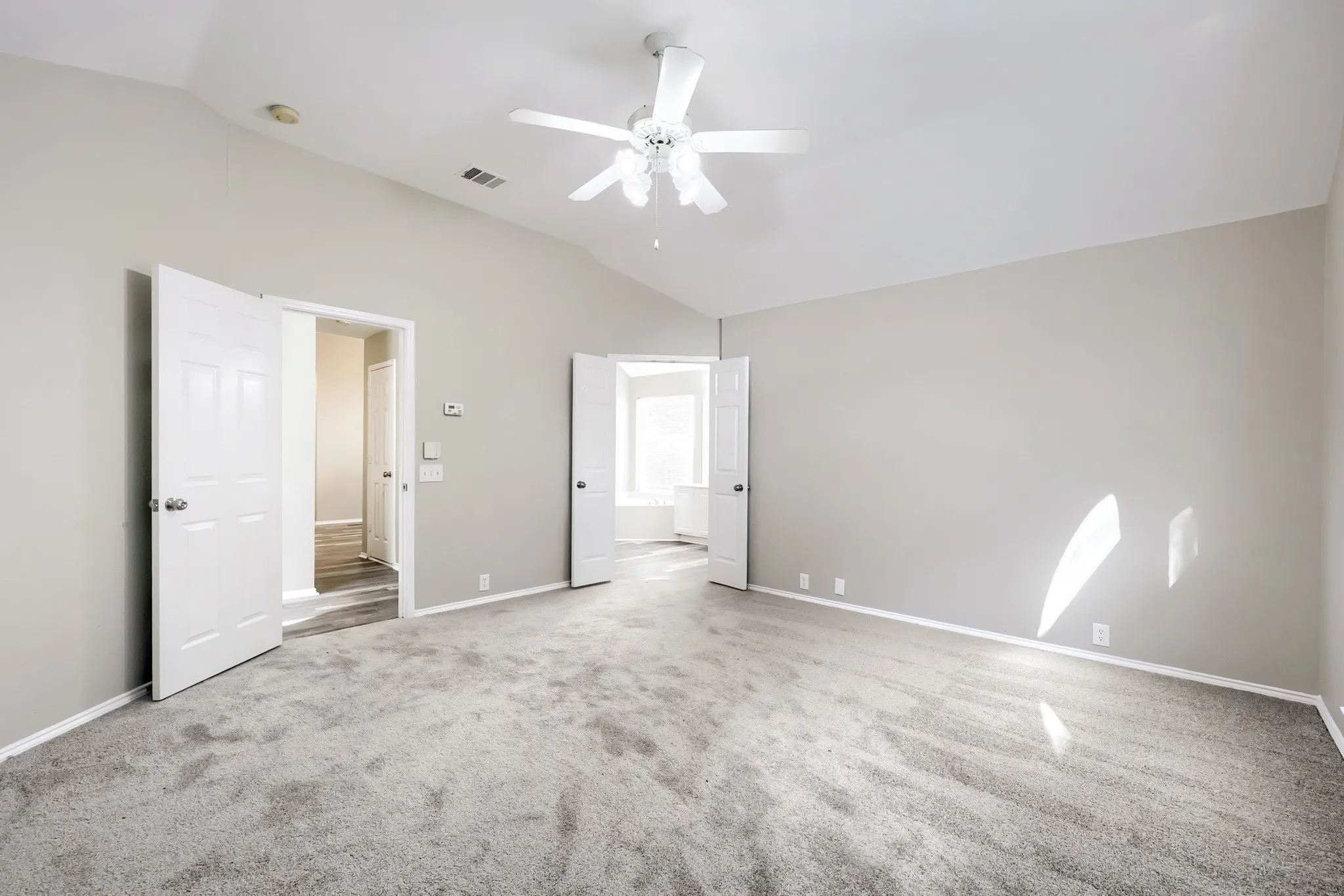 Single Family Residence For Sale in Johnson County , 605 Oakbrook Drive, Burleson, Texas 76028, 4 Bedroom, 2 Bathroom, 2 Garage spaces, 2,532 Sqft, built in 2001, mls#21383867, Real Estate Agent in Burleson, Homes For Sale in Johnson county, Homes For Sale in Burleson, Realtor in Burleson Texas, Real Estate Brokerage Independent Realty Texas, Luminita Cordes Realtor