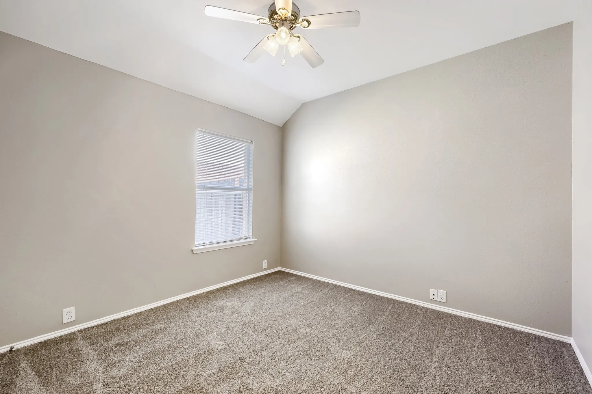 Single Family Residence For Sale in Johnson County , 605 Oakbrook Drive, Burleson, Texas 76028, 4 Bedroom, 2 Bathroom, 2 Garage spaces, 2,532 Sqft, built in 2001, mls#21383867, Real Estate Agent in Burleson, Homes For Sale in Johnson county, Homes For Sale in Burleson, Realtor in Burleson Texas, Real Estate Brokerage Independent Realty Texas, Luminita Cordes Realtor
