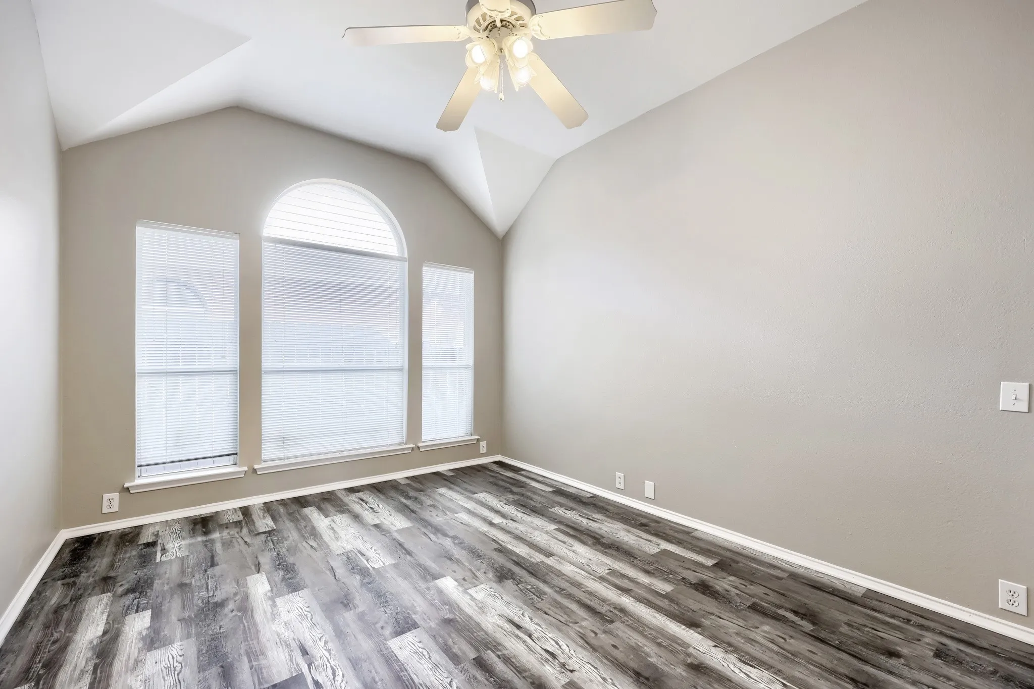 Single Family Residence For Sale in Johnson County , 605 Oakbrook Drive, Burleson, Texas 76028, 4 Bedroom, 2 Bathroom, 2 Garage spaces, 2,532 Sqft, built in 2001, mls#21383867, Real Estate Agent in Burleson, Homes For Sale in Johnson county, Homes For Sale in Burleson, Realtor in Burleson Texas, Real Estate Brokerage Independent Realty Texas, Luminita Cordes Realtor