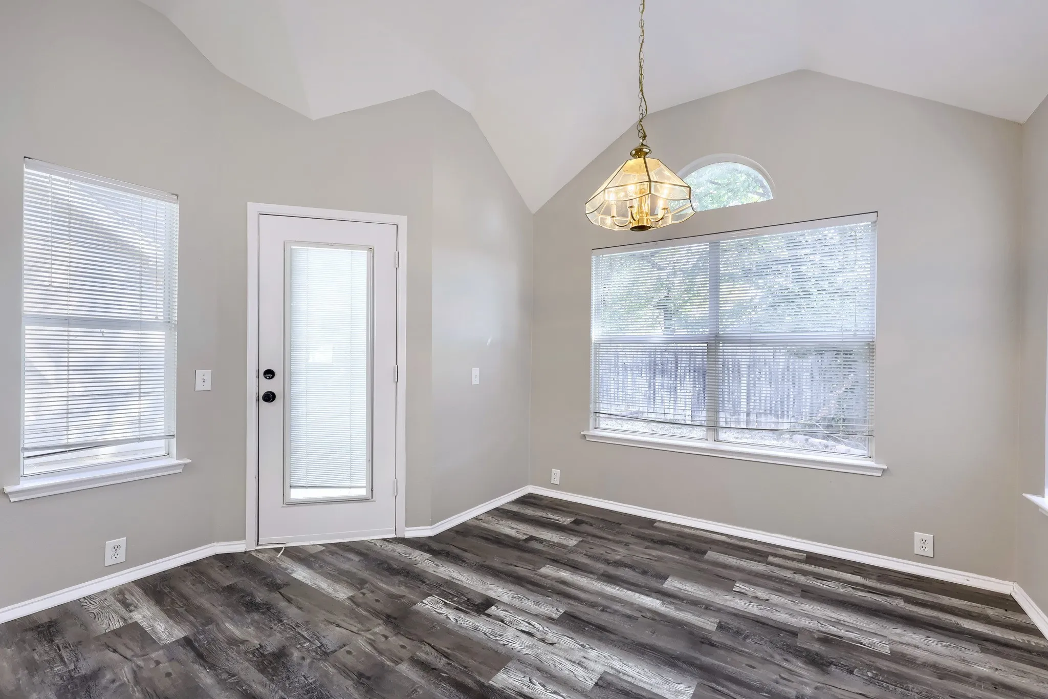 Single Family Residence For Sale in Johnson County , 605 Oakbrook Drive, Burleson, Texas 76028, 4 Bedroom, 2 Bathroom, 2 Garage spaces, 2,532 Sqft, built in 2001, mls#21383867, Real Estate Agent in Burleson, Homes For Sale in Johnson county, Homes For Sale in Burleson, Realtor in Burleson Texas, Real Estate Brokerage Independent Realty Texas, Luminita Cordes Realtor
