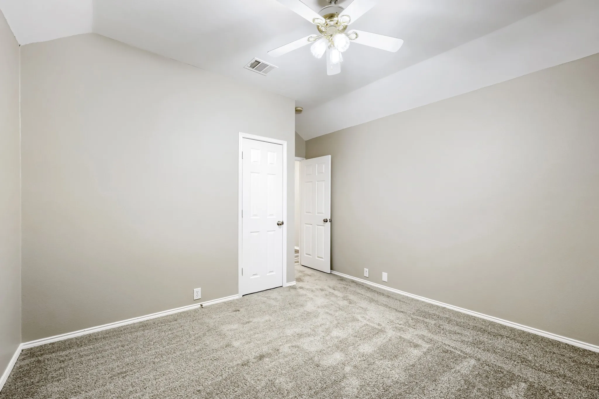 Single Family Residence For Sale in Johnson County , 605 Oakbrook Drive, Burleson, Texas 76028, 4 Bedroom, 2 Bathroom, 2 Garage spaces, 2,532 Sqft, built in 2001, mls#21383867, Real Estate Agent in Burleson, Homes For Sale in Johnson county, Homes For Sale in Burleson, Realtor in Burleson Texas, Real Estate Brokerage Independent Realty Texas, Luminita Cordes Realtor