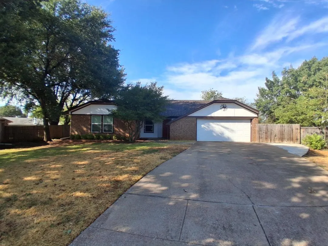 Single Family Residence For Rent in Tarrant County , 2206 Sexton Drive, Arlington, Texas 76015, 3 Bedroom, 2 Bathroom, 2 Garage spaces, 1,546 Sqft, built in 1980, mls#21391925, Real Estate Agent in Arlington, Homes For Rent in Tarrant county, Homes For Rent in Arlington, Realtor in Arlington Texas, Real Estate Brokerage Independent Realty Texas, Luminita Cordes Realtor