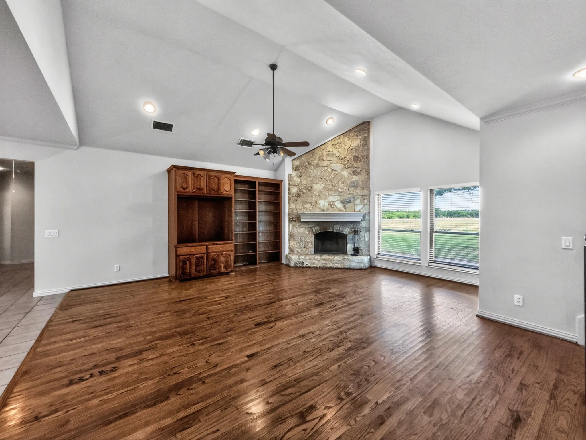 Single Family Residence For Rent in Grayson County , 1255 Vineyard Road, Gunter, Texas 75058, 4 Bedroom, 3 Bathroom, 2 Garage spaces, 2,507 Sqft, built in 2005, mls#21392371, Real Estate Agent in Gunter, Homes For Rent in Grayson county, Homes For Rent in Gunter, Realtor in Gunter Texas, Real Estate Brokerage Independent Realty Texas, Luminita Cordes Realtor