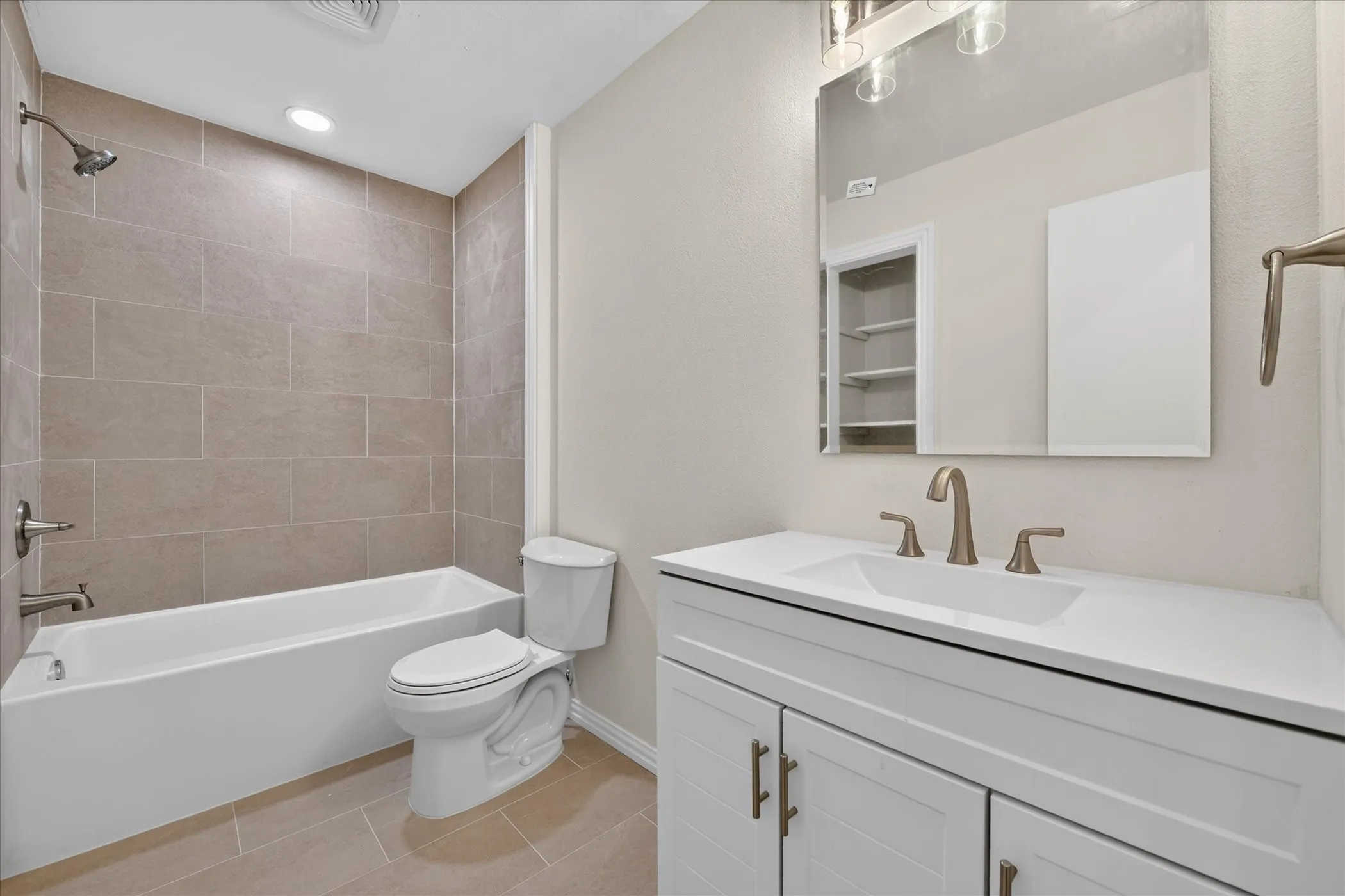 Single Family Residence For Sale in Tarrant County , 6283 Woodstream Trail, Fort Worth, Texas 76133, 3 Bedroom, 2 Bathroom, 2 Garage spaces, 1,635 Sqft, built in 1985, mls#21389878, Real Estate Agent in Fort Worth, Homes For Sale in Tarrant county, Homes For Sale in Fort Worth, Realtor in Fort Worth Texas, Real Estate Brokerage Independent Realty Texas, Luminita Cordes Realtor