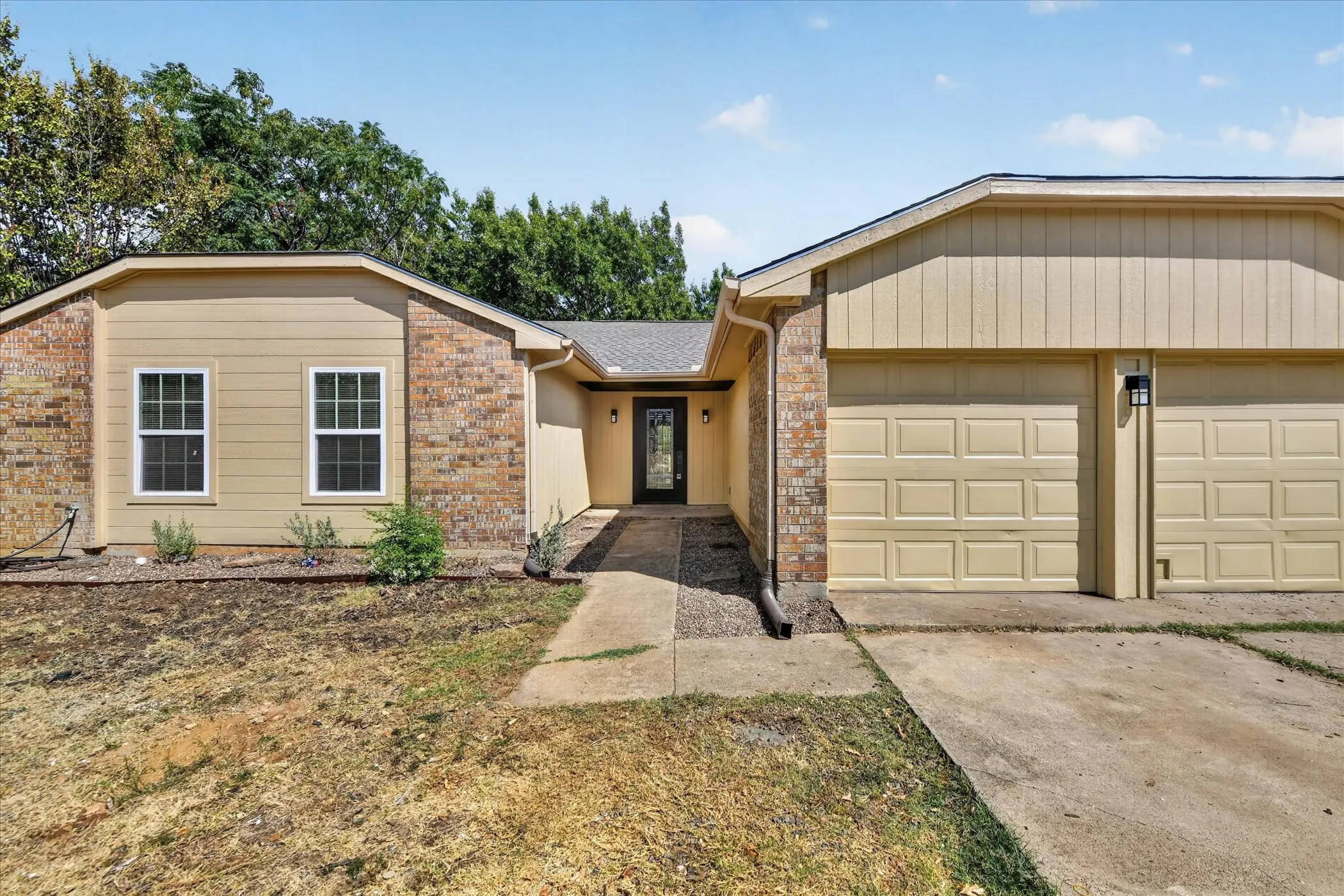 Single Family Residence For Sale in Tarrant County , 6283 Woodstream Trail, Fort Worth, Texas 76133, 3 Bedroom, 2 Bathroom, 2 Garage spaces, 1,635 Sqft, built in 1985, mls#21389878, Real Estate Agent in Fort Worth, Homes For Sale in Tarrant county, Homes For Sale in Fort Worth, Realtor in Fort Worth Texas, Real Estate Brokerage Independent Realty Texas, Luminita Cordes Realtor
