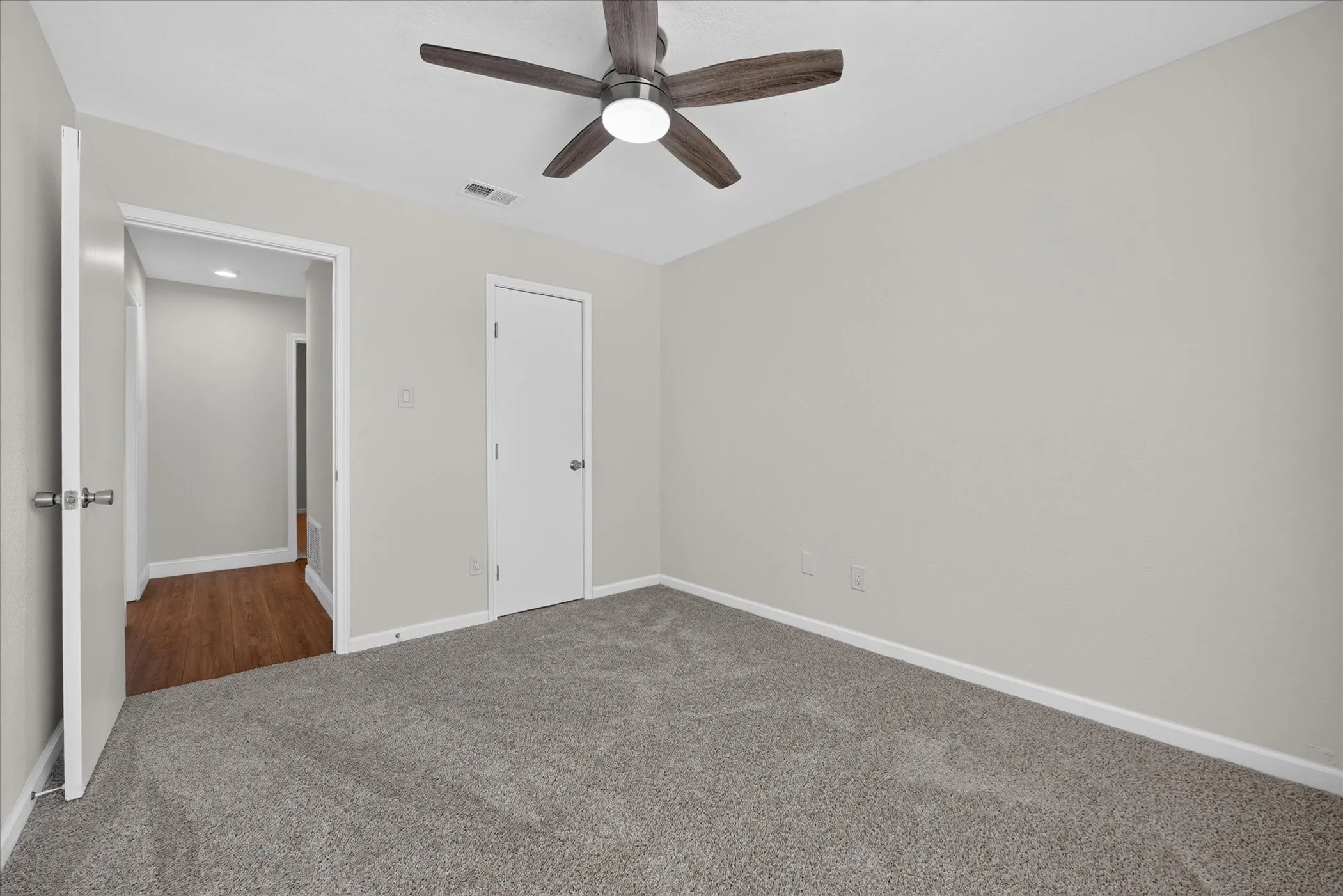 Single Family Residence For Sale in Tarrant County , 6283 Woodstream Trail, Fort Worth, Texas 76133, 3 Bedroom, 2 Bathroom, 2 Garage spaces, 1,635 Sqft, built in 1985, mls#21389878, Real Estate Agent in Fort Worth, Homes For Sale in Tarrant county, Homes For Sale in Fort Worth, Realtor in Fort Worth Texas, Real Estate Brokerage Independent Realty Texas, Luminita Cordes Realtor