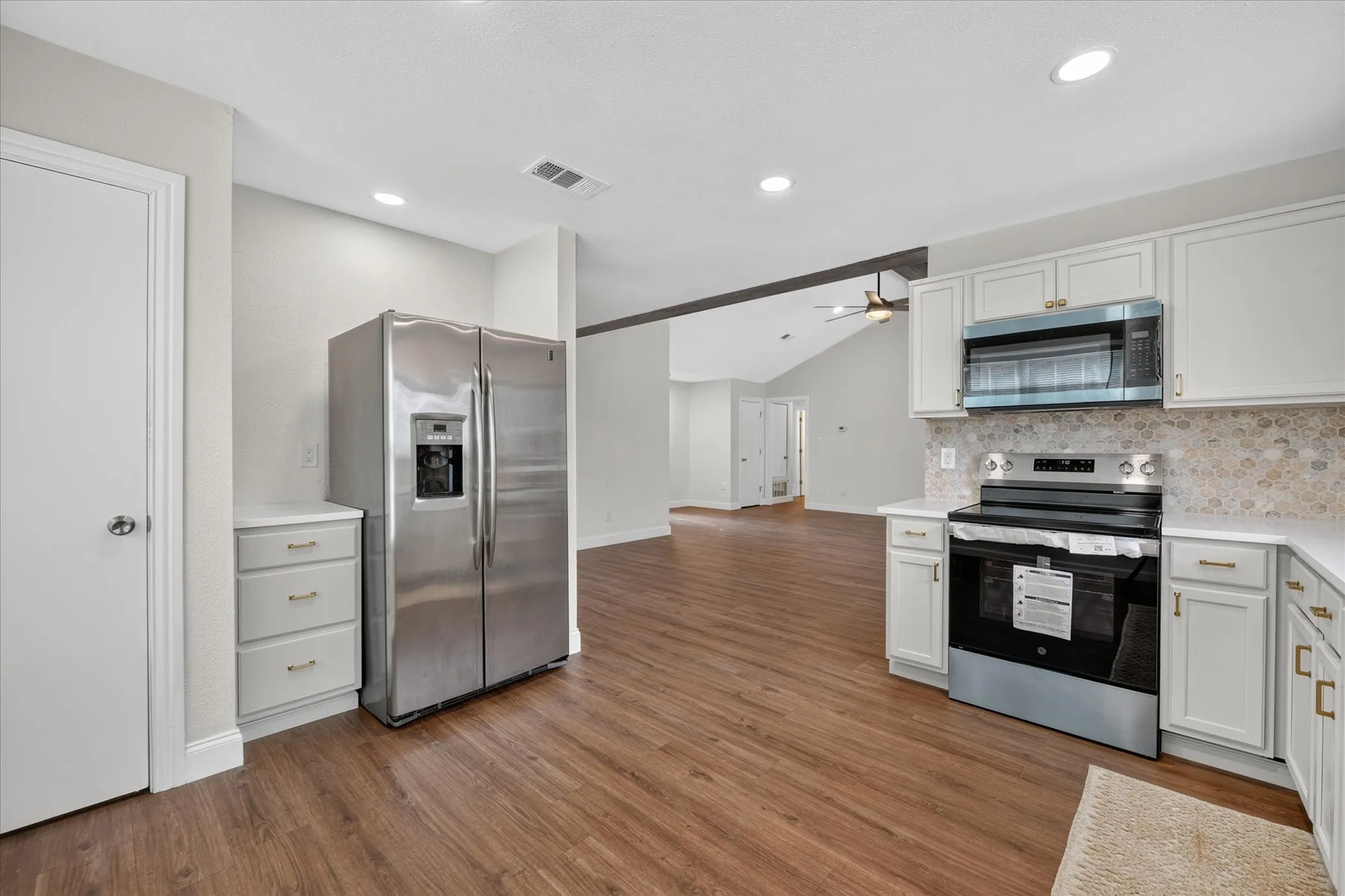 Single Family Residence For Sale in Tarrant County , 6283 Woodstream Trail, Fort Worth, Texas 76133, 3 Bedroom, 2 Bathroom, 2 Garage spaces, 1,635 Sqft, built in 1985, mls#21389878, Real Estate Agent in Fort Worth, Homes For Sale in Tarrant county, Homes For Sale in Fort Worth, Realtor in Fort Worth Texas, Real Estate Brokerage Independent Realty Texas, Luminita Cordes Realtor
