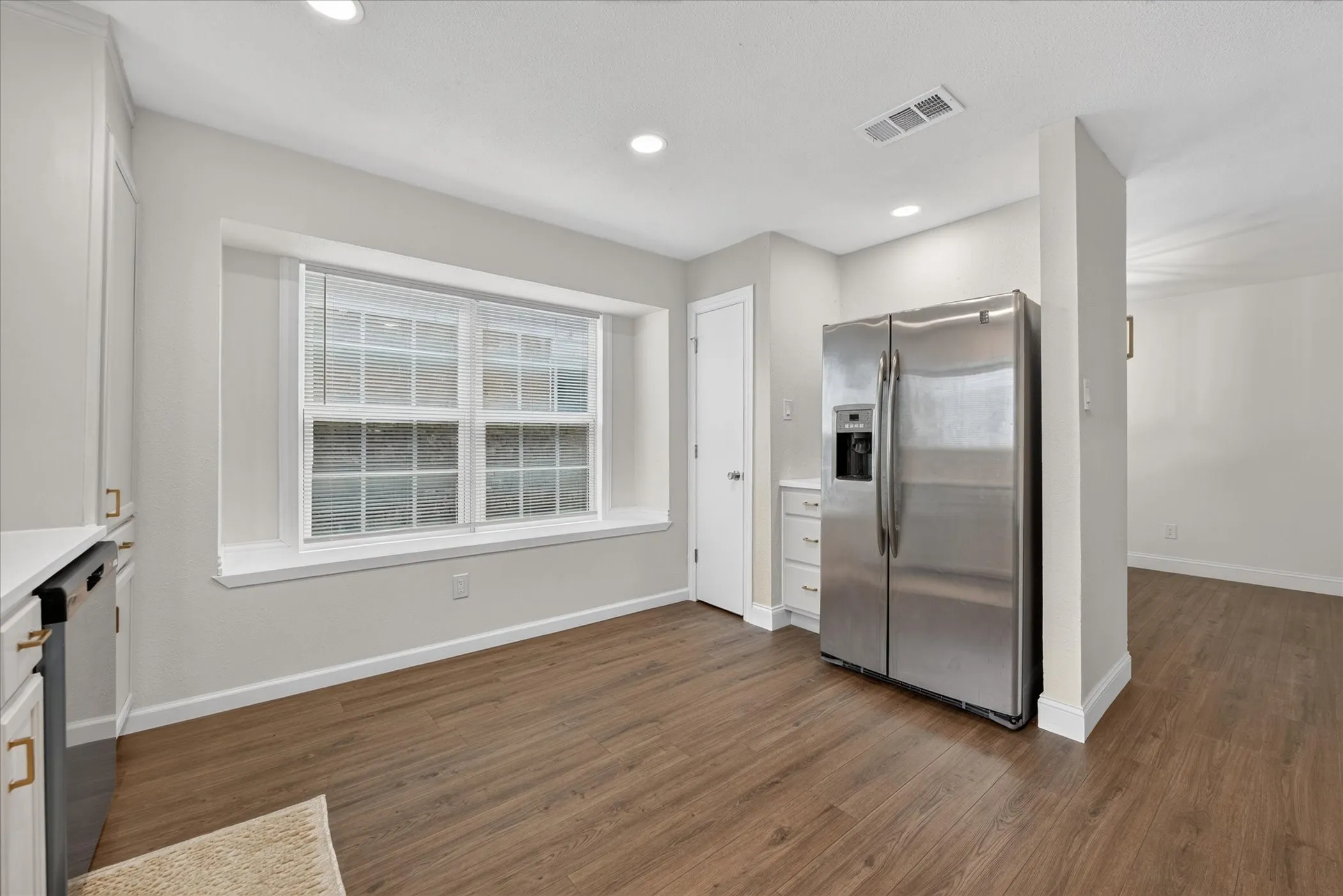 Single Family Residence For Sale in Tarrant County , 6283 Woodstream Trail, Fort Worth, Texas 76133, 3 Bedroom, 2 Bathroom, 2 Garage spaces, 1,635 Sqft, built in 1985, mls#21389878, Real Estate Agent in Fort Worth, Homes For Sale in Tarrant county, Homes For Sale in Fort Worth, Realtor in Fort Worth Texas, Real Estate Brokerage Independent Realty Texas, Luminita Cordes Realtor