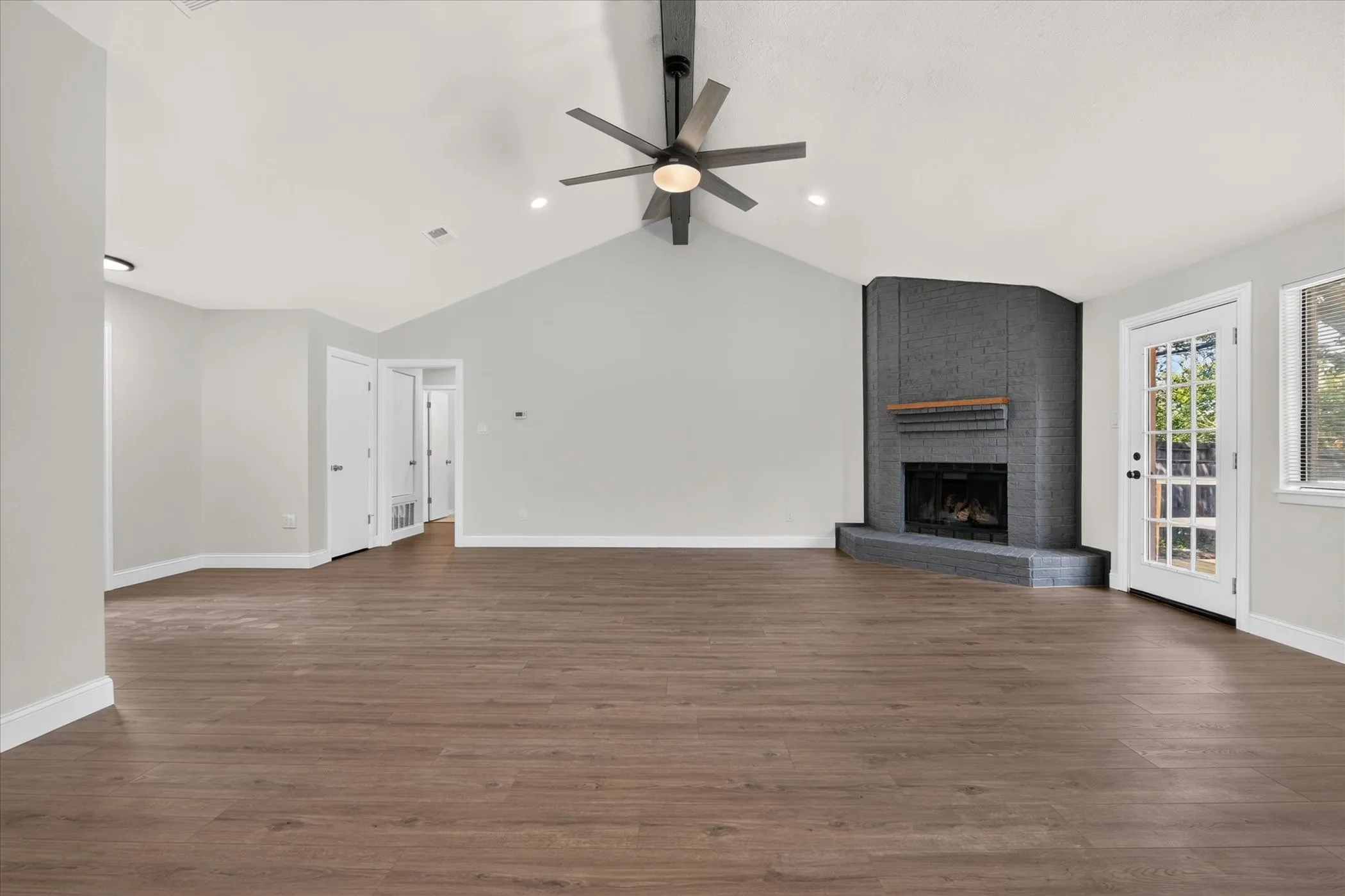 Single Family Residence For Sale in Tarrant County , 6283 Woodstream Trail, Fort Worth, Texas 76133, 3 Bedroom, 2 Bathroom, 2 Garage spaces, 1,635 Sqft, built in 1985, mls#21389878, Real Estate Agent in Fort Worth, Homes For Sale in Tarrant county, Homes For Sale in Fort Worth, Realtor in Fort Worth Texas, Real Estate Brokerage Independent Realty Texas, Luminita Cordes Realtor