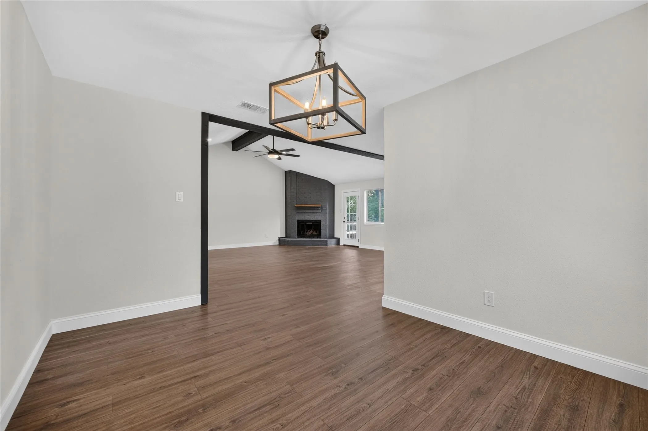 Single Family Residence For Sale in Tarrant County , 6283 Woodstream Trail, Fort Worth, Texas 76133, 3 Bedroom, 2 Bathroom, 2 Garage spaces, 1,635 Sqft, built in 1985, mls#21389878, Real Estate Agent in Fort Worth, Homes For Sale in Tarrant county, Homes For Sale in Fort Worth, Realtor in Fort Worth Texas, Real Estate Brokerage Independent Realty Texas, Luminita Cordes Realtor