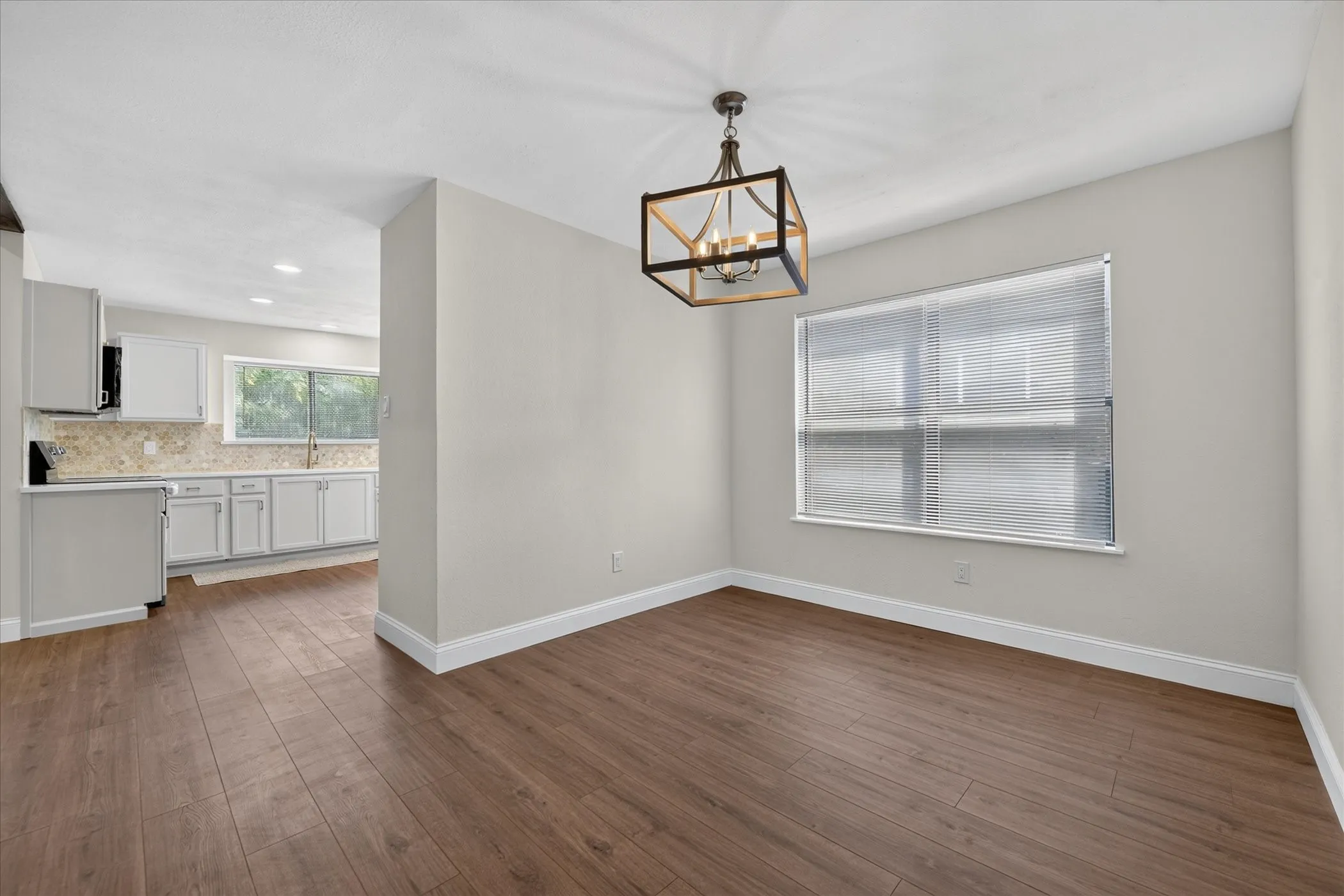 Single Family Residence For Sale in Tarrant County , 6283 Woodstream Trail, Fort Worth, Texas 76133, 3 Bedroom, 2 Bathroom, 2 Garage spaces, 1,635 Sqft, built in 1985, mls#21389878, Real Estate Agent in Fort Worth, Homes For Sale in Tarrant county, Homes For Sale in Fort Worth, Realtor in Fort Worth Texas, Real Estate Brokerage Independent Realty Texas, Luminita Cordes Realtor