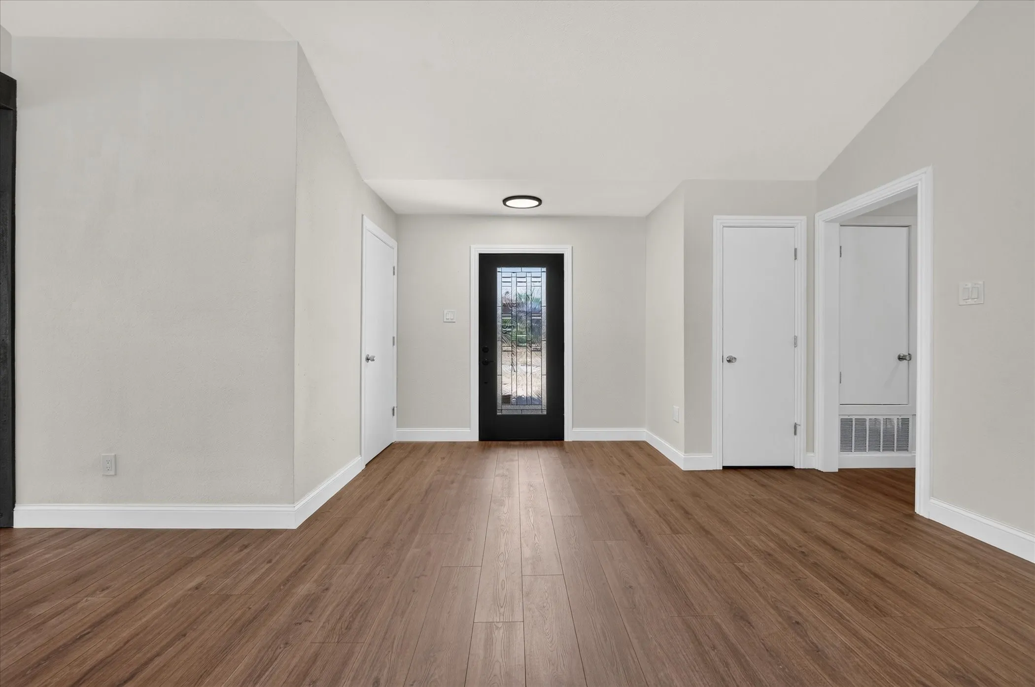 Single Family Residence For Sale in Tarrant County , 6283 Woodstream Trail, Fort Worth, Texas 76133, 3 Bedroom, 2 Bathroom, 2 Garage spaces, 1,635 Sqft, built in 1985, mls#21389878, Real Estate Agent in Fort Worth, Homes For Sale in Tarrant county, Homes For Sale in Fort Worth, Realtor in Fort Worth Texas, Real Estate Brokerage Independent Realty Texas, Luminita Cordes Realtor