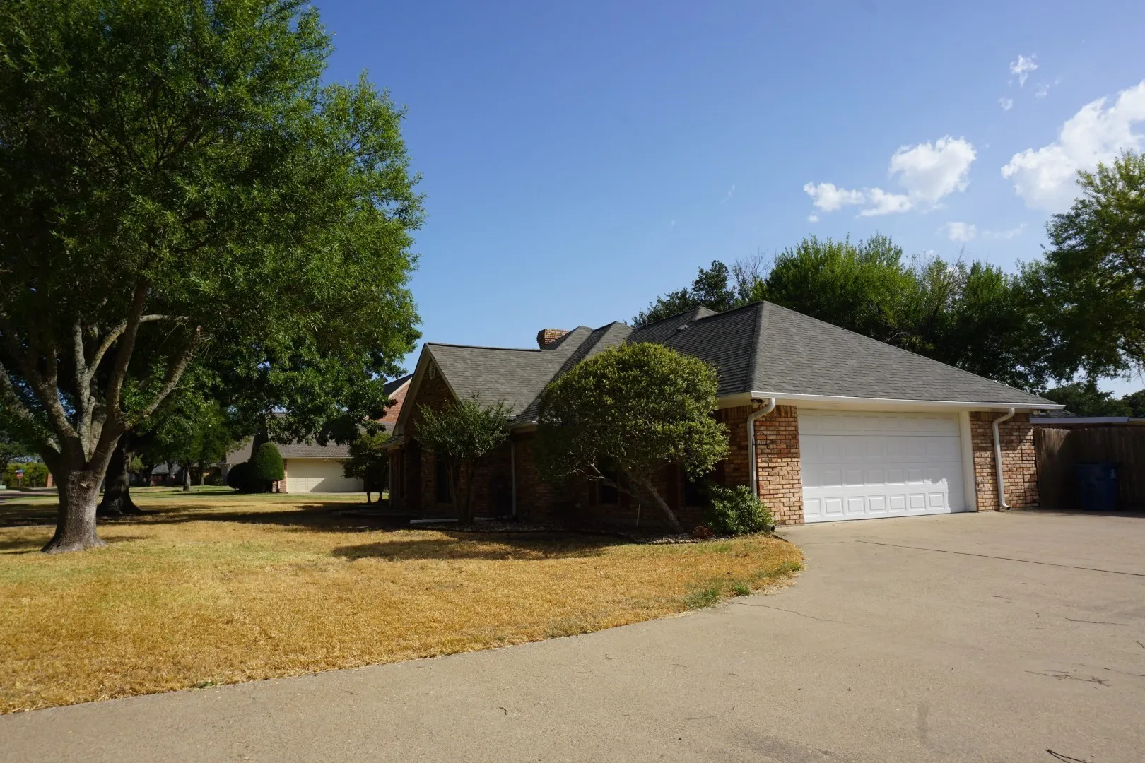 Single Family Residence For Sale in Kaufman County , 1408 Overlook Drive, Kaufman, Texas 75142, 4 Bedroom, 3 Bathroom, 2 Garage spaces, 2,377 Sqft, built in 1988, mls#21388822, Real Estate Agent in Kaufman, Homes For Sale in Kaufman county, Homes For Sale in Kaufman, Realtor in Kaufman Texas, Real Estate Brokerage Independent Realty Texas, Luminita Cordes Realtor