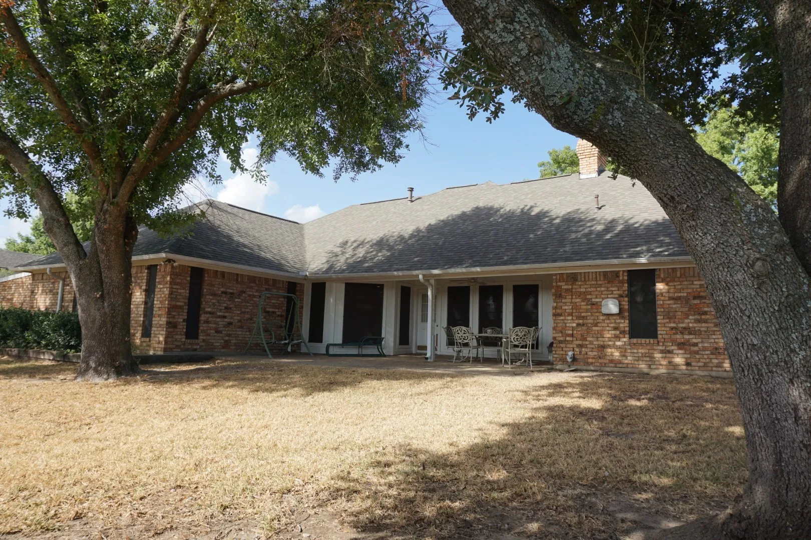 Single Family Residence For Sale in Kaufman County , 1408 Overlook Drive, Kaufman, Texas 75142, 4 Bedroom, 3 Bathroom, 2 Garage spaces, 2,377 Sqft, built in 1988, mls#21388822, Real Estate Agent in Kaufman, Homes For Sale in Kaufman county, Homes For Sale in Kaufman, Realtor in Kaufman Texas, Real Estate Brokerage Independent Realty Texas, Luminita Cordes Realtor